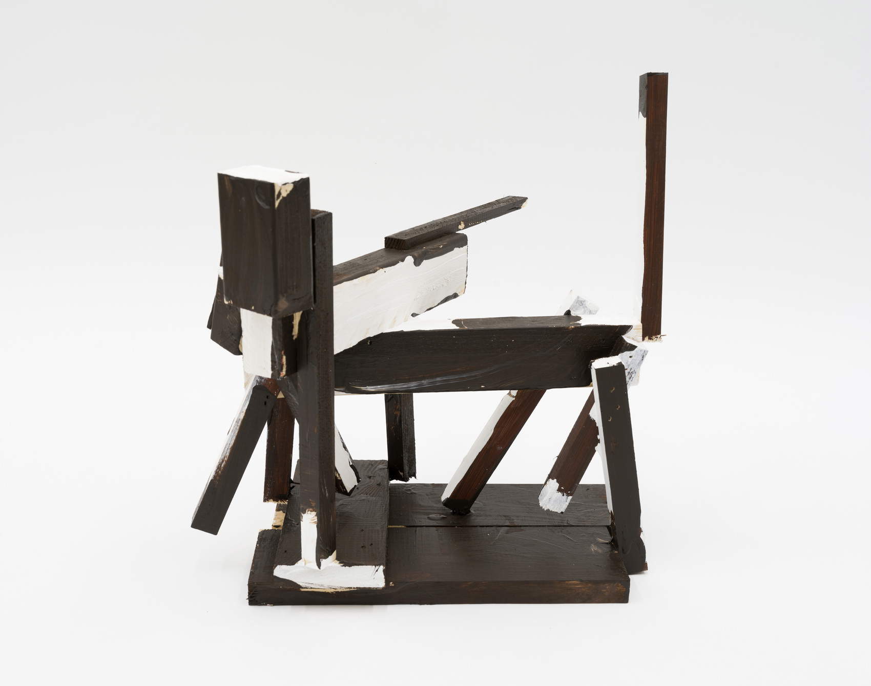 Armen Eloyan, Cats 4 (2025; legno e pittura, 42,5 x 42 x 42 cm)