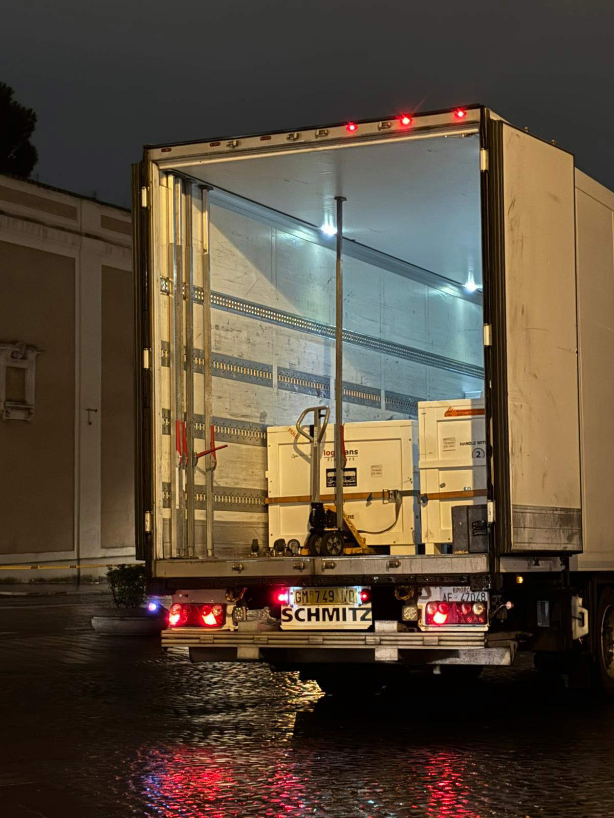 Die Ankunft von Werken aus dem Ägyptischen Museum in Kairo in den Scuderie del Quirinale in Rom