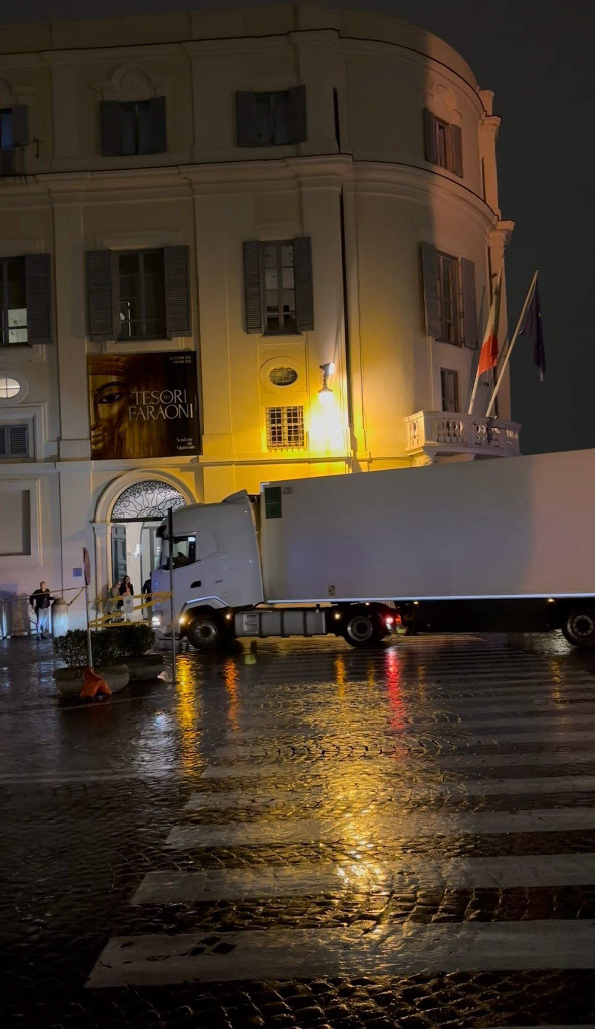 Die Ankunft von Werken aus dem Ägyptischen Museum in Kairo in den Scuderie del Quirinale in Rom