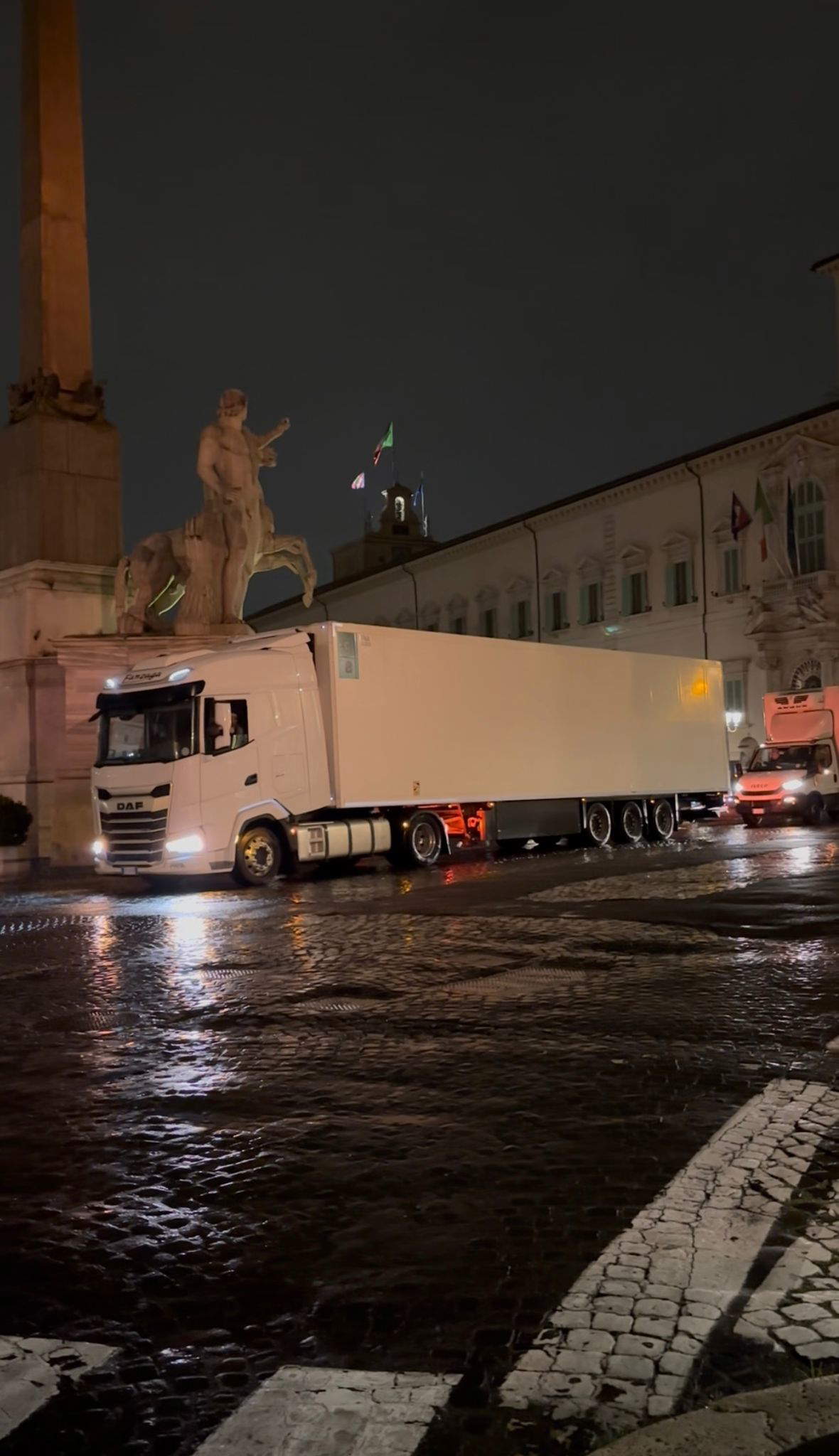 Die Ankunft von Werken aus dem Ägyptischen Museum in Kairo in den Scuderie del Quirinale in Rom