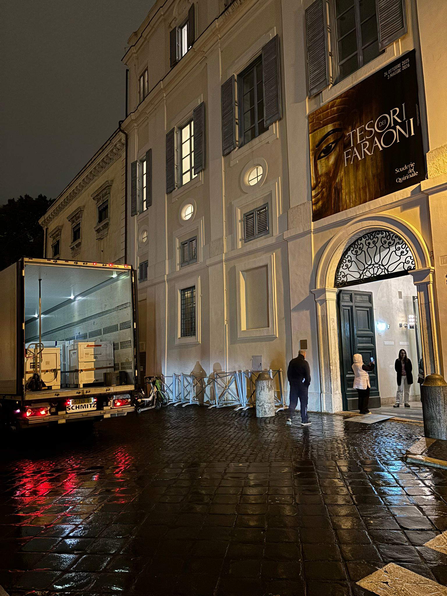 Die Ankunft von Werken aus dem Ägyptischen Museum in Kairo in den Scuderie del Quirinale in Rom