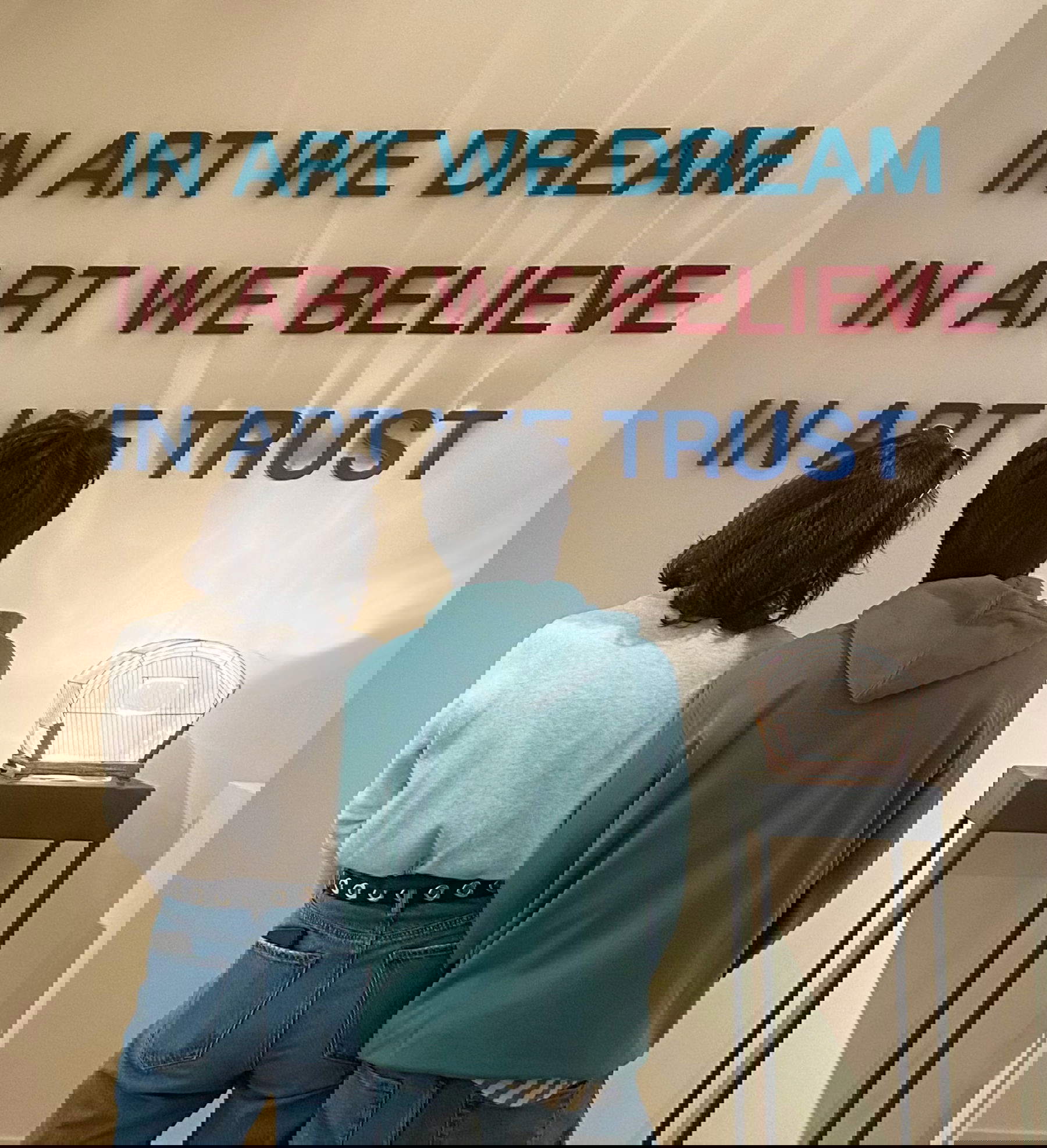 Deux garçons lisent la phrase 