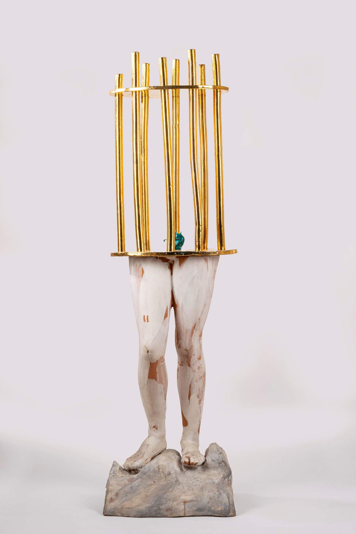 Giosetta Fioroni, La gabbia d'oro (1998-1999; ceramica smaltata bianco, oro e verde, 165 x 45 x 38 cm; Roma, Collezione Lella e Fausto Bertinotti). Stima &euro; 3.000 - 4.000. Lotto venduto a 16.530 euro