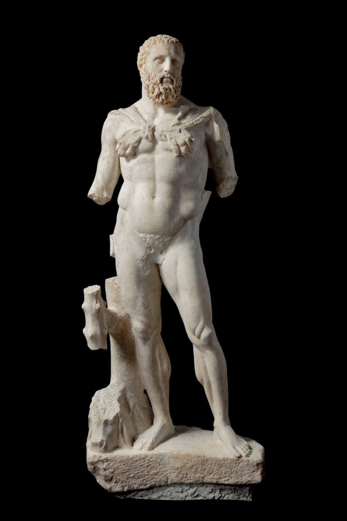 Eine der antiken Skulpturen