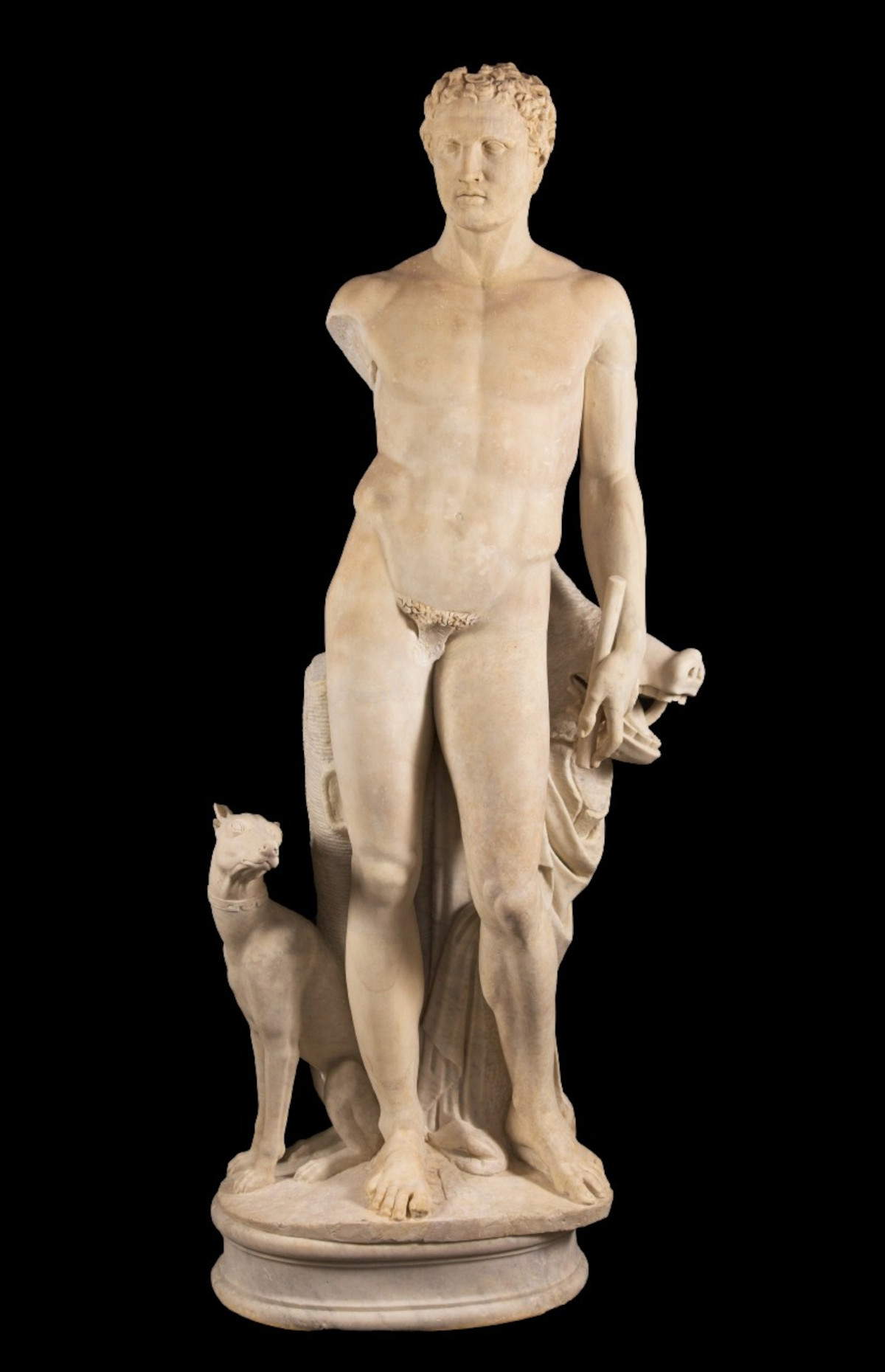 Eine der antiken Skulpturen