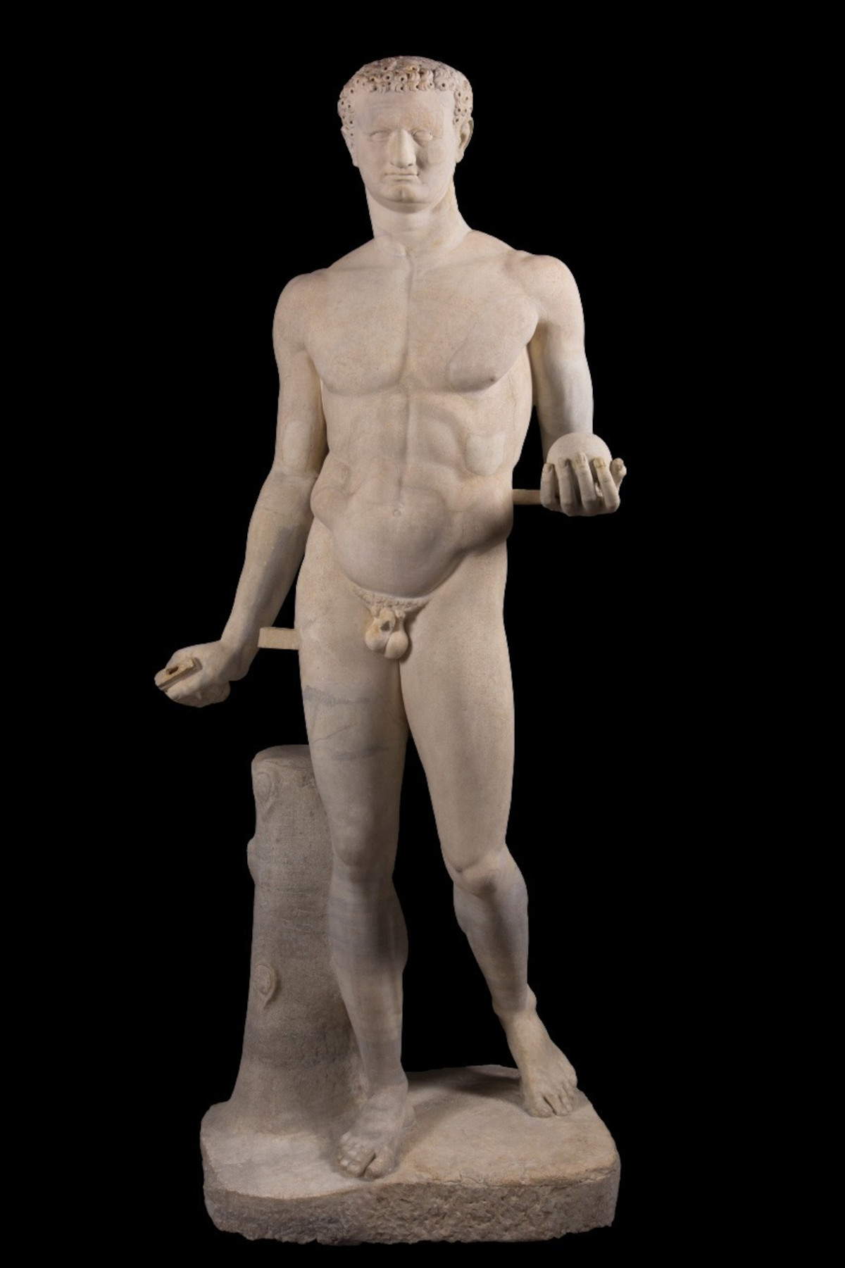 Eine der antiken Skulpturen