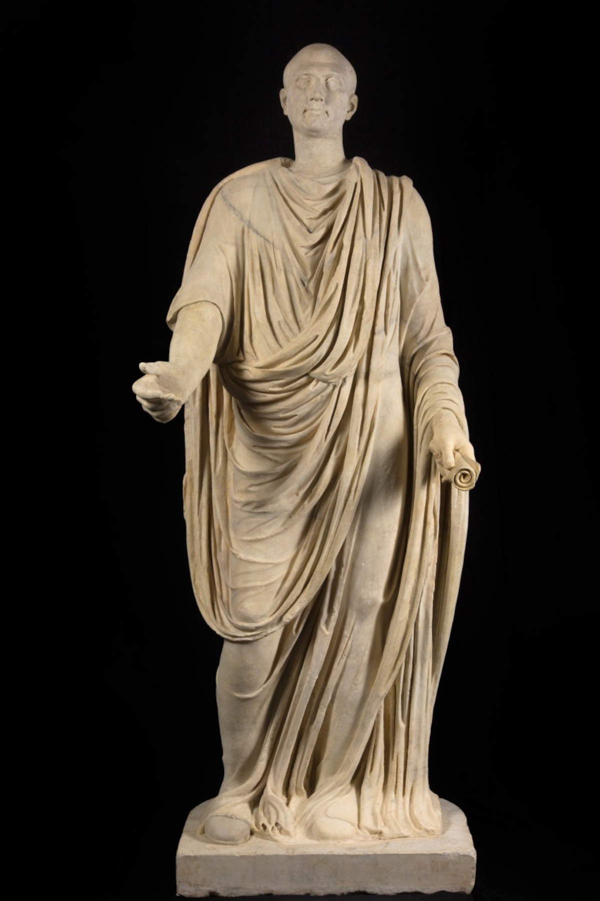 Eine der antiken Skulpturen