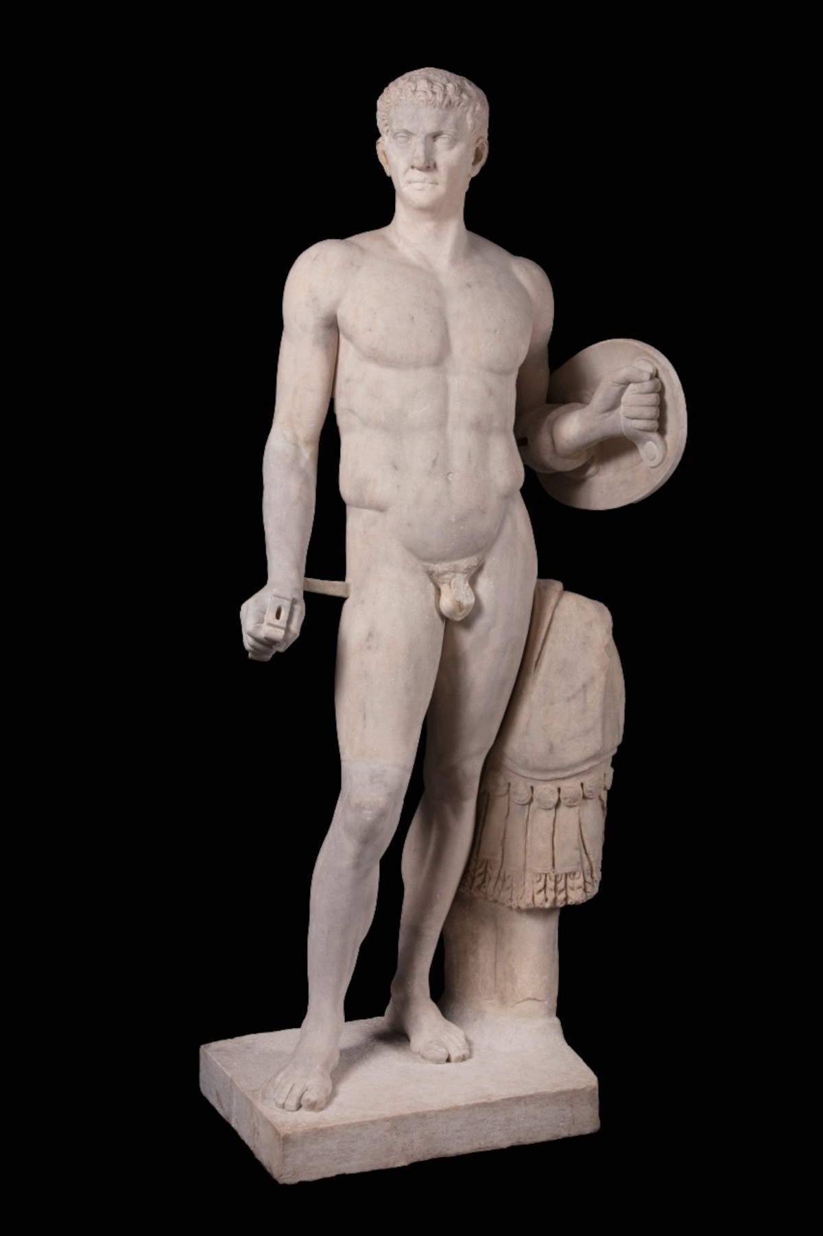 Eine der antiken Skulpturen