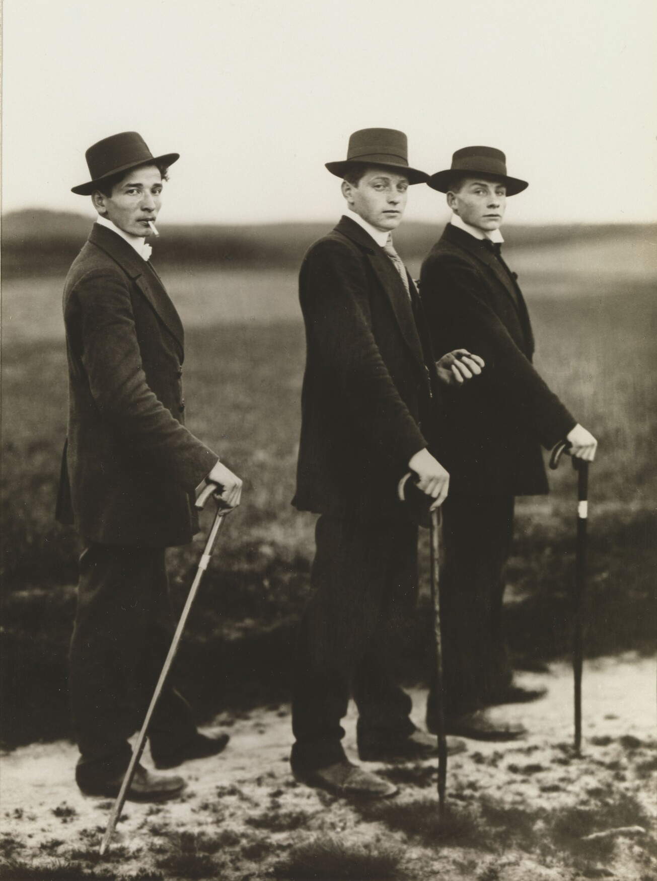 August Sander, Jungbauern (1914 ; épreuve à la gélatine argentique, 22,8 x 17 cm ; Munich, Fondation Ann et J&uuml;rgen Wilde, Collections de peinture de l'État de Bavière). Reproduction : Collections de peinture de l'État de Bavière, Sibylle Forster &copy; The Collection/SK Stiftung Kultur-August Sander Archiv, Cologne / VG Bild-Kunst, Bonn 2025