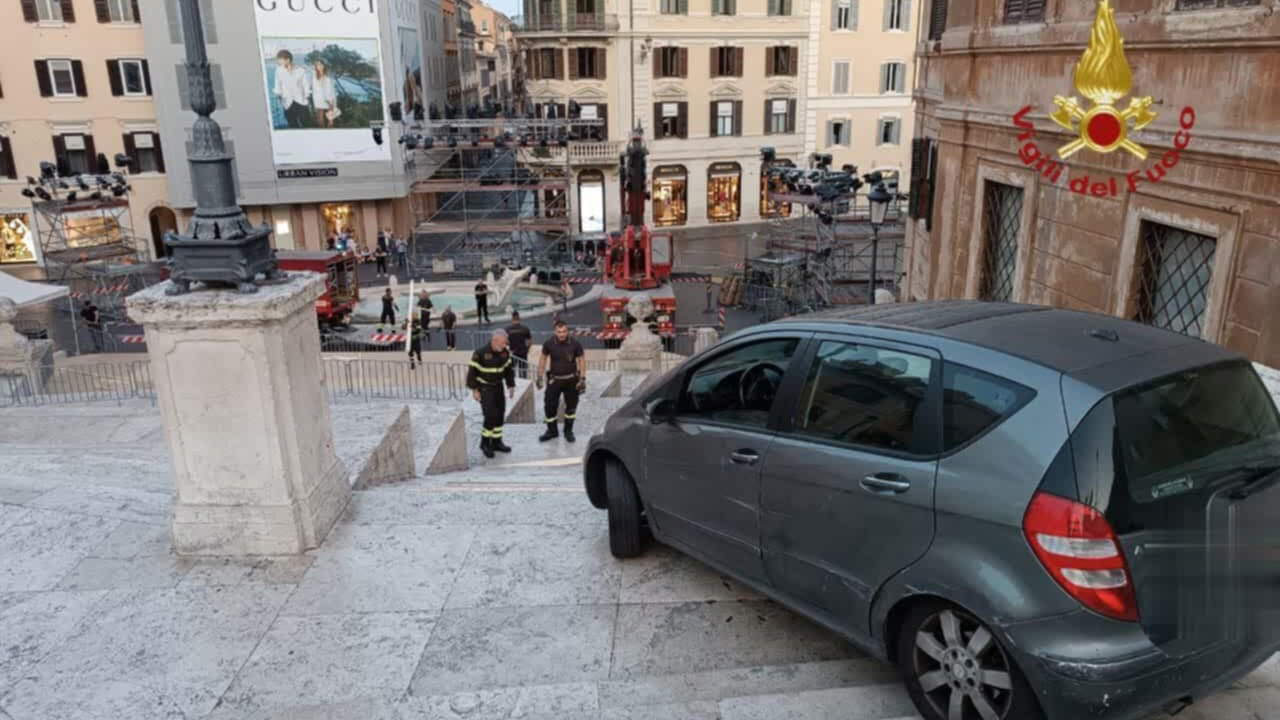 Auto sulla scalinata di Trinit&agrave; dei Monti.