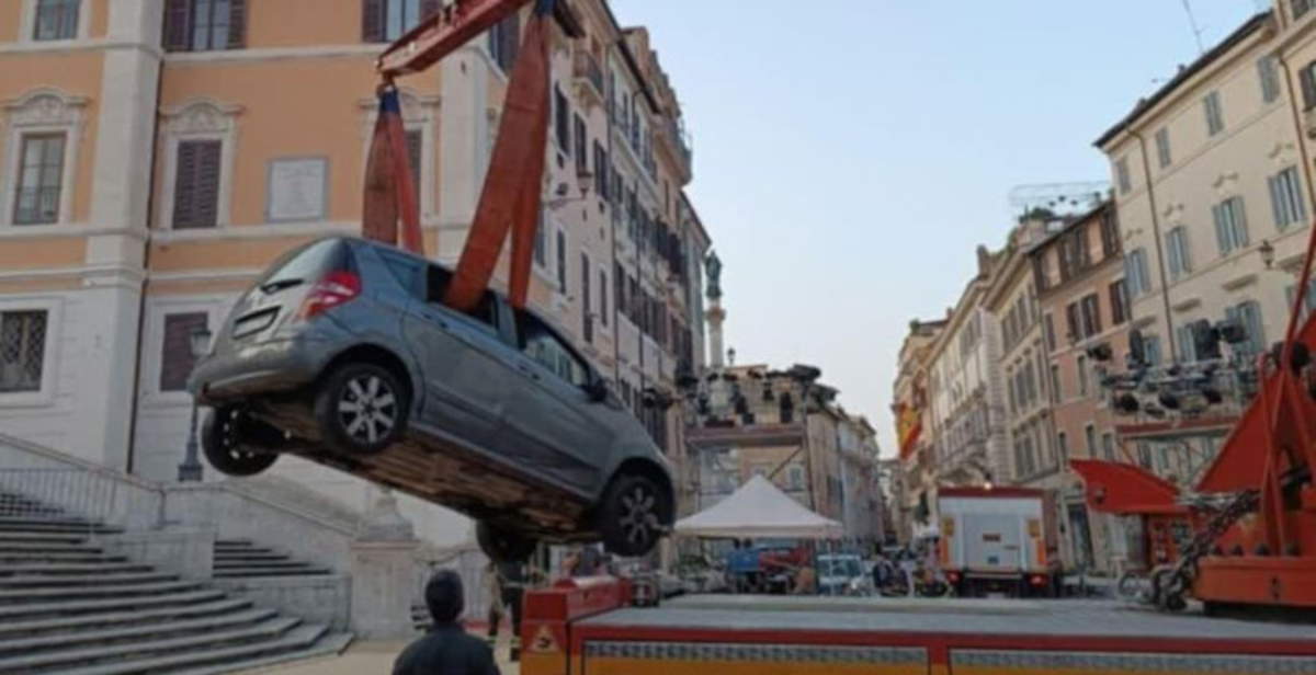Rome, car on Trinità dei Monti steps: 80-year-old driver, monument safe