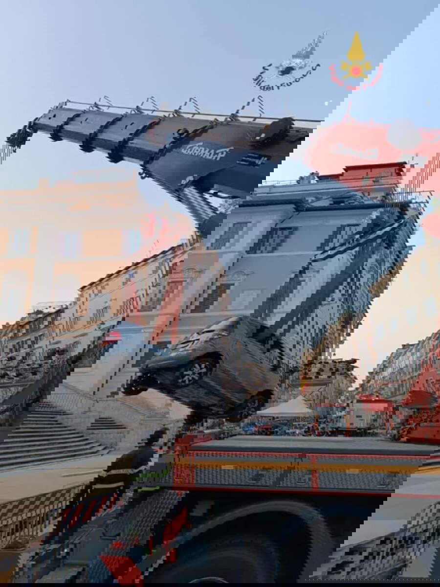 Auto sulla scalinata di Trinit&agrave; dei Monti.