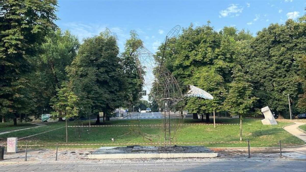 Milán, incendio de la Ballena de Jacopo Allegrucci en la Triennale. Detenido el pirómano 