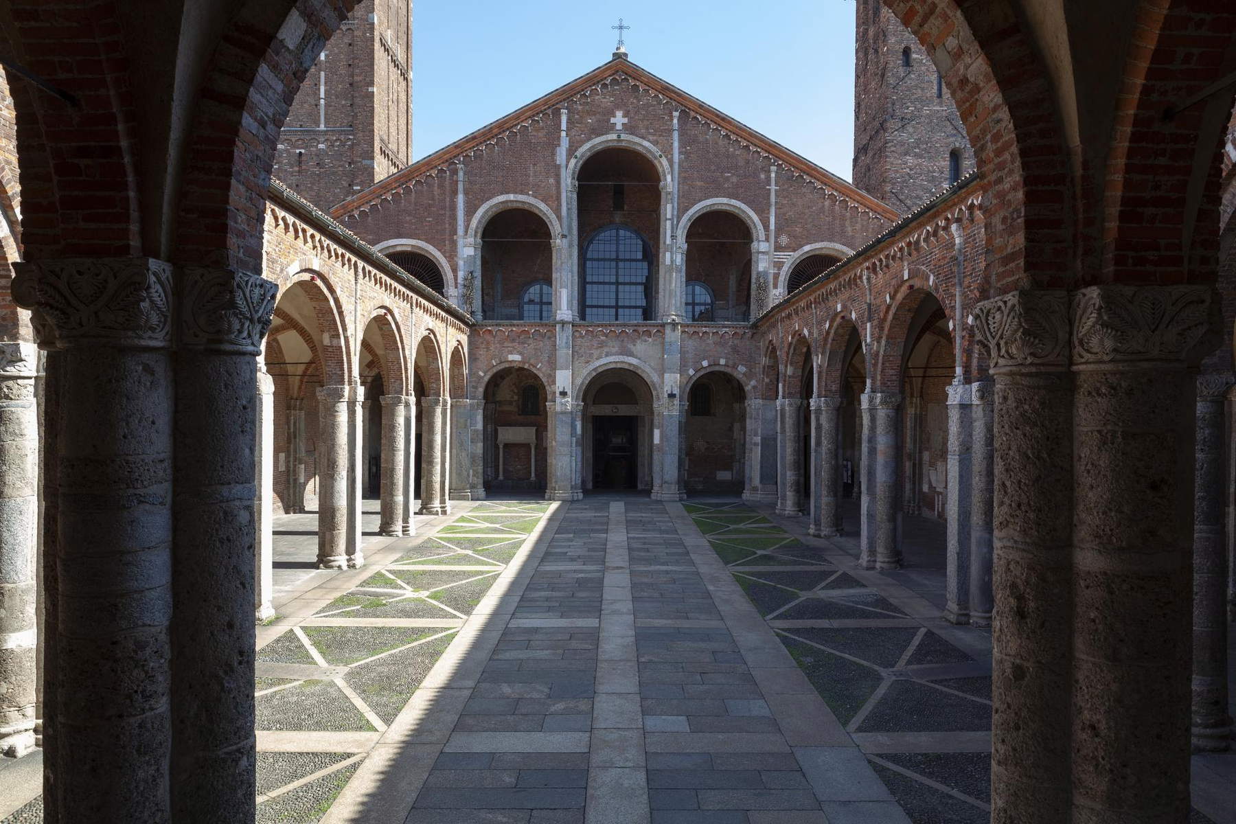 Basilique de Sant'Ambrogio. Photo : Amir Farzad