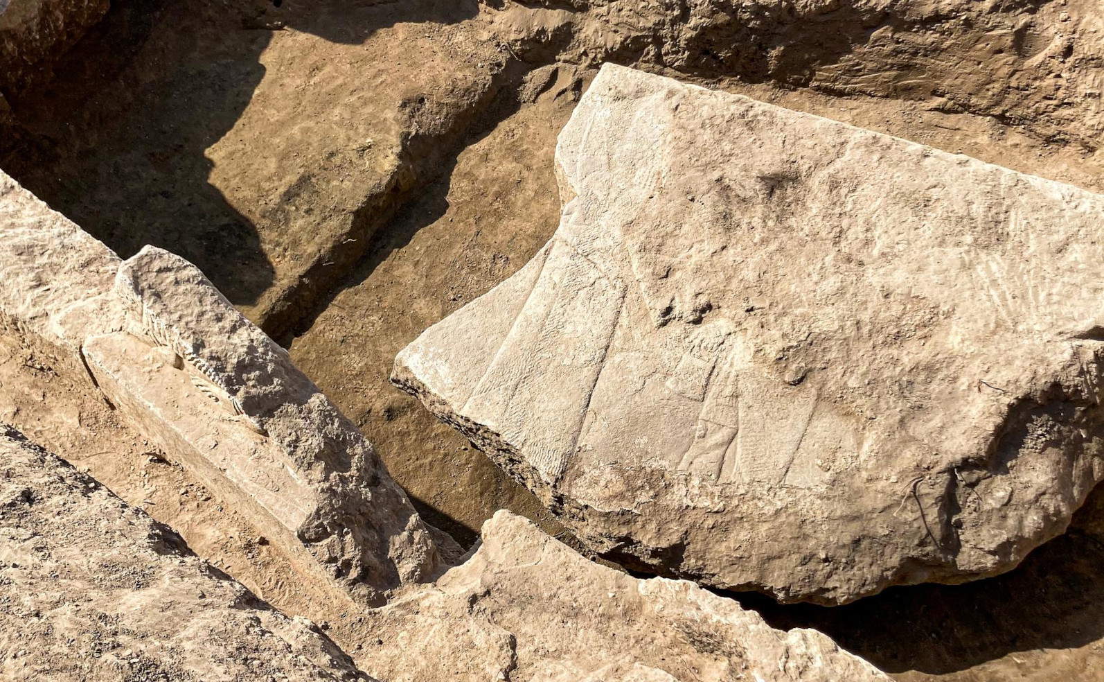 Irak, relief monumental représentant le dernier grand roi et les dieux assyriens découvert dans l'ancienne ville de Ninive 