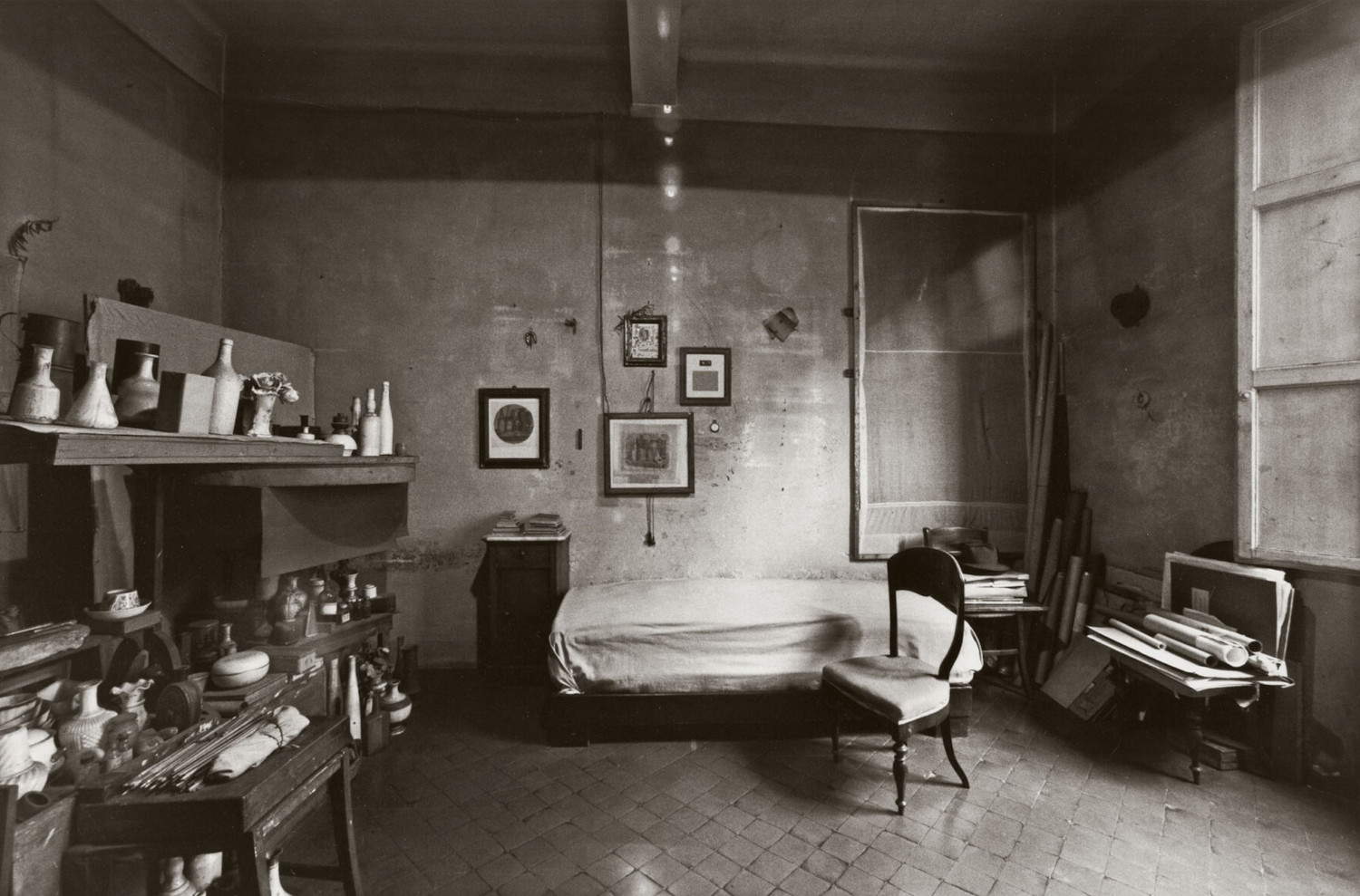 Gianni Berengo Gardin, Lo studio (1993; stampa ai sali d'argento; Milano, Archivio Gianni Berengo Gardin) © 2025 Gianni Berengo Gardin / Fondazione Forma per la Fotografia / Contrasto
