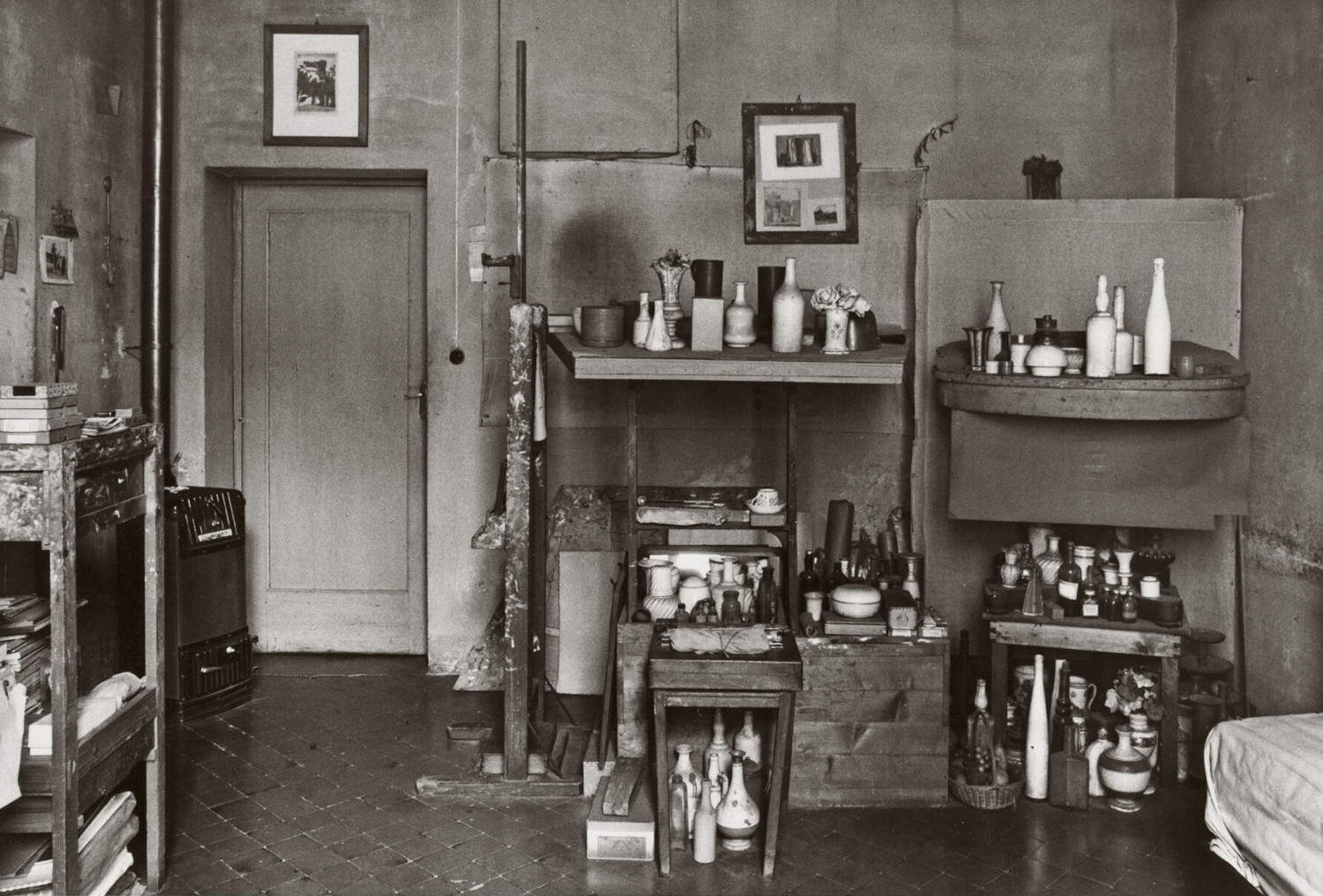 Studio di Giorgio Morandi 1993 - Gianni Berengo Gardin, Lo studio (1993; stampa ai sali d'argento; Milano, Archivio Gianni Berengo Gardin) © 2025 Gianni Berengo Gardin / Fondazione Forma per la Fotografia / Contrasto