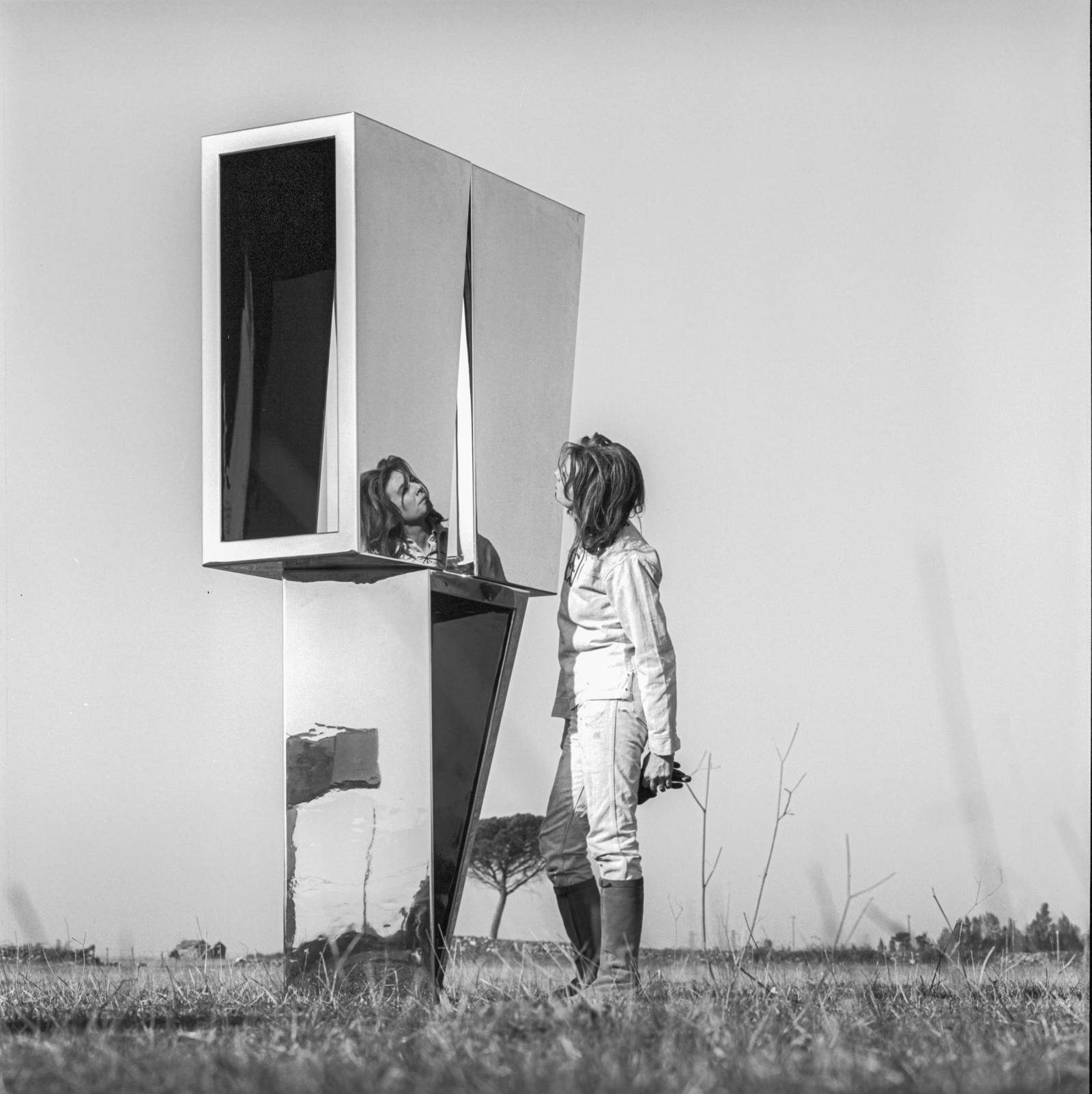 Beverly Pepper avec Virgo Rectangle Twist (1968-1969 ; Appia Antica). En concession de la Beverly Pepper Projects Foundation, Todi.