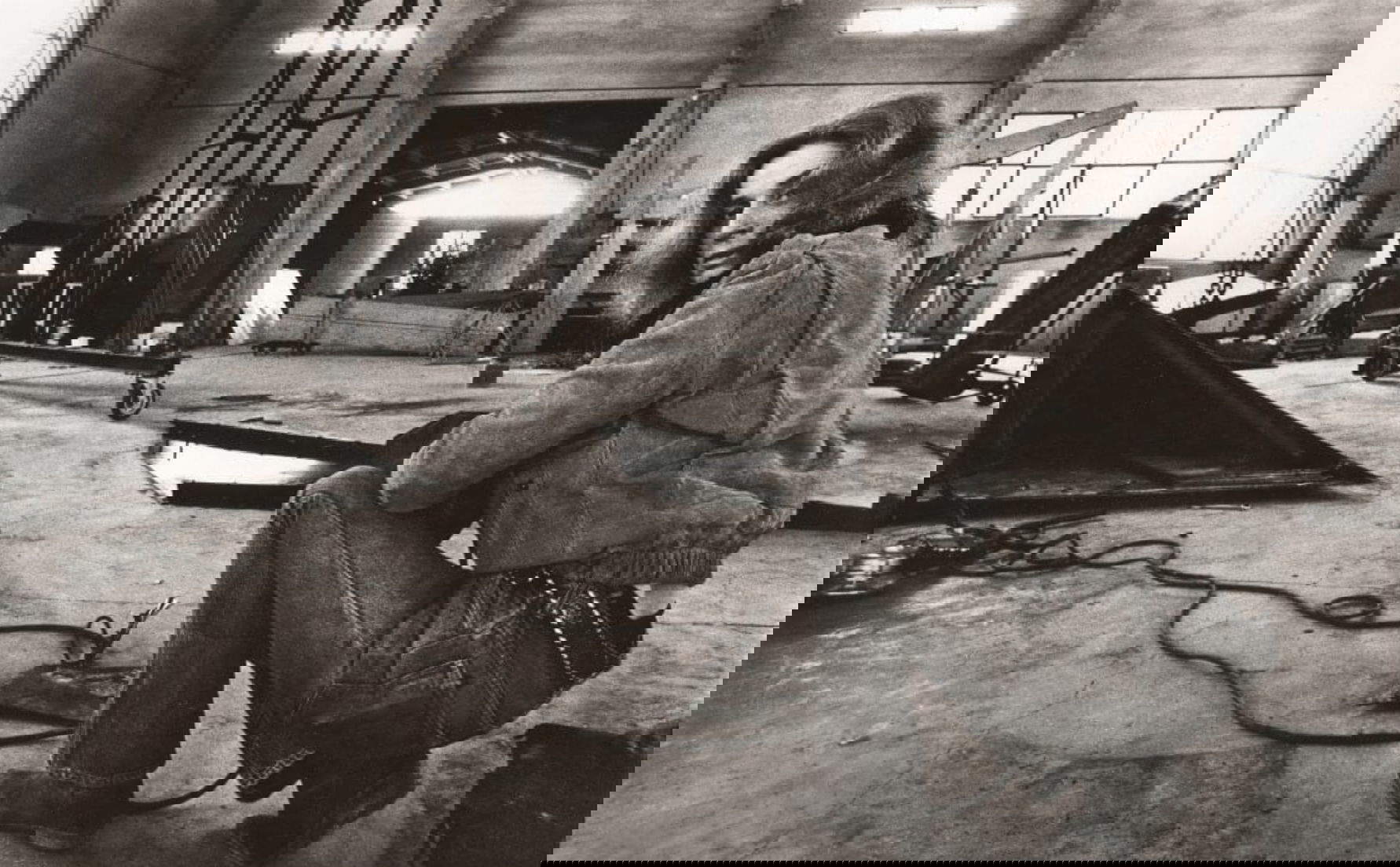 Beverly Pepper au travail dans son atelier de Todi, 1970. Par concession de la Fondazione Progetti Beverly Pepper, Todi