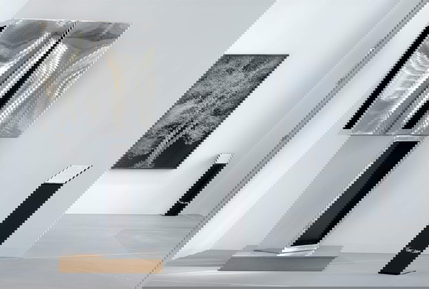 Beverly Pepper, Virgo (1967; scultura in acciaio a specchio)