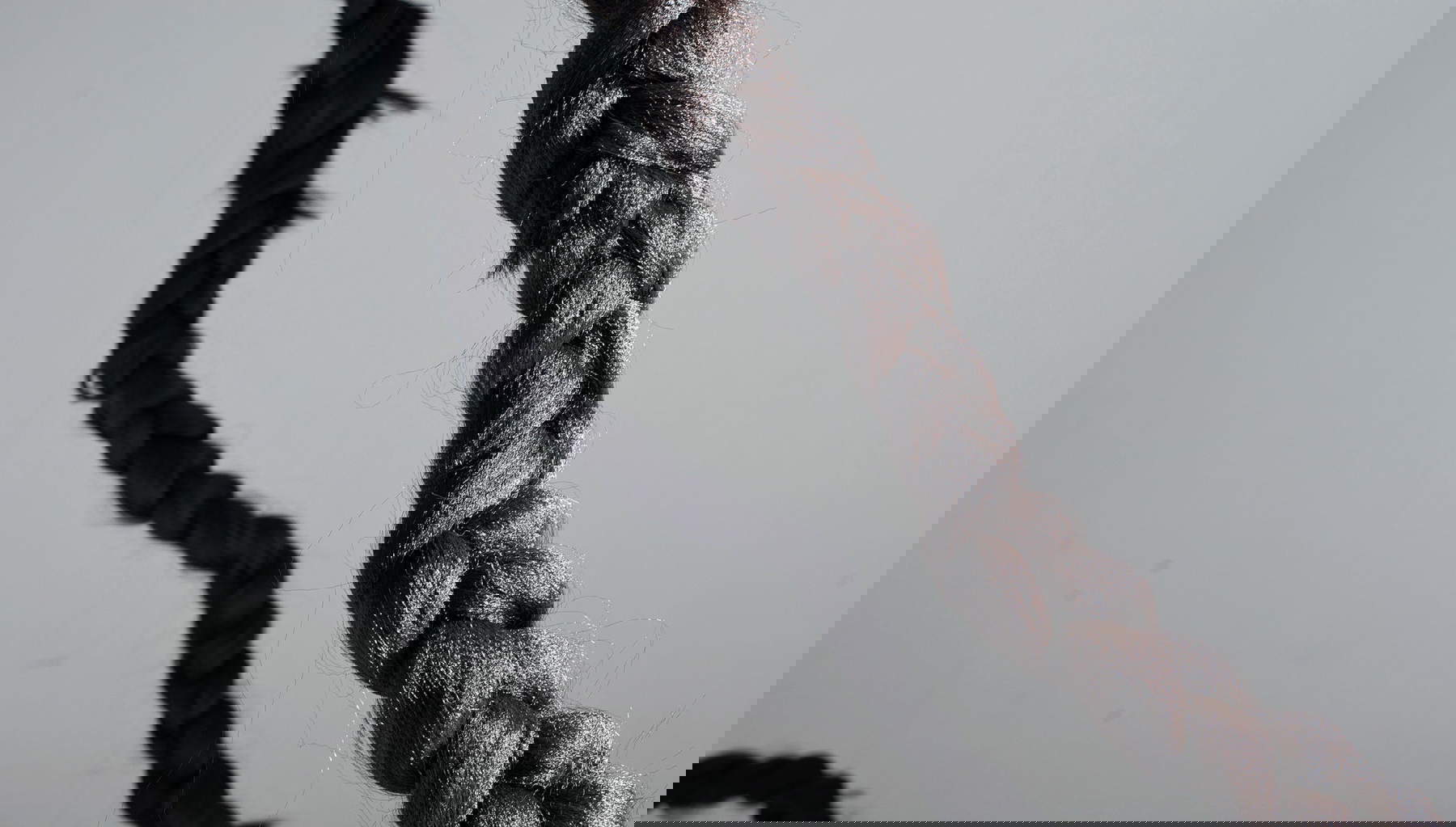 Binta Diaw, Uati s Wisdom - détail (2020 ; cheveux artificiels, fer). Avec l'aimable autorisation de l'artiste