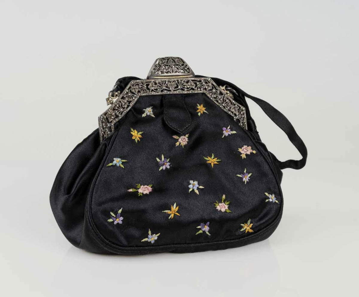 Abendtasche (1920-1930; Seide, Metall und Diamanten, europäische Manufaktur; Privatsammlung) &copy; Foto Studiopagi
