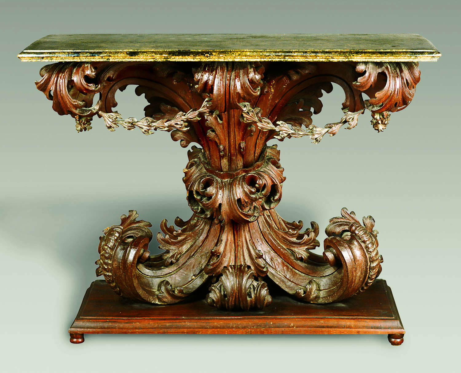 Bottega di Filippo Passarini, Consola (Roma, finales del siglo XVII, madera de nogal tallada con volutas y hojas, parte superior lacada con imitación de mármol, 88 x 120 x 49 cm)