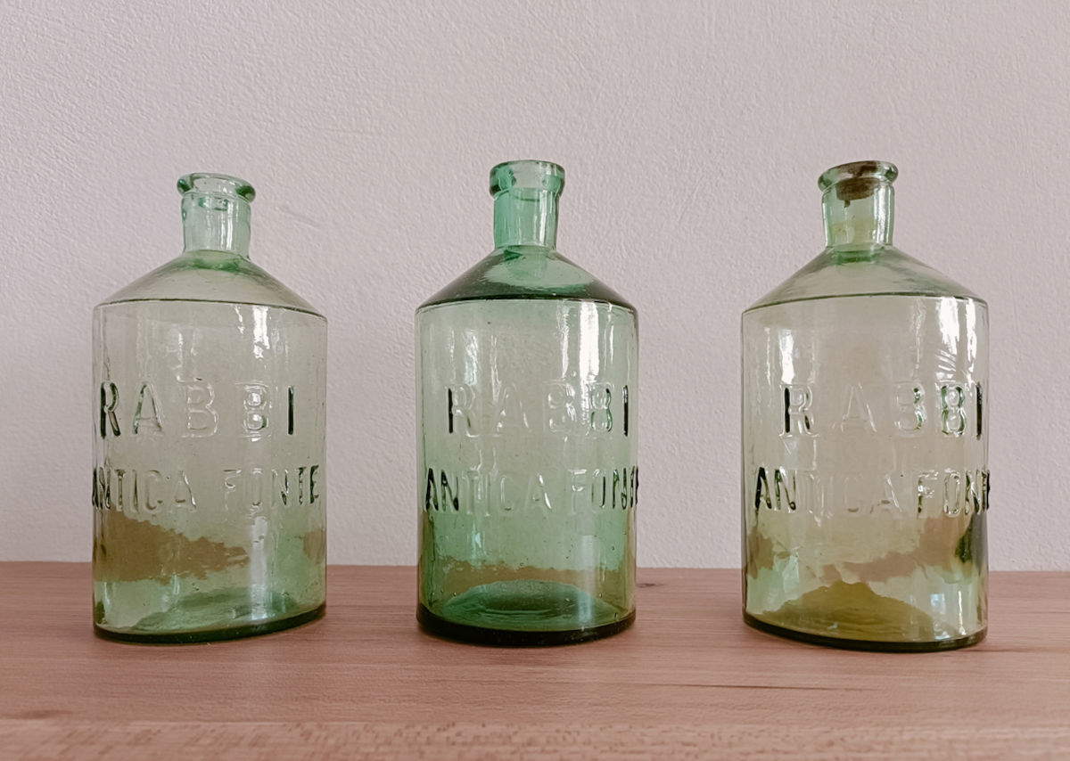 Bottiglie per l&rsquo;acqua ferruginosa delle Fonti di Rabbi (Inizio del XX secolo; Peio Fonti, collezione Terme di Pejo)
