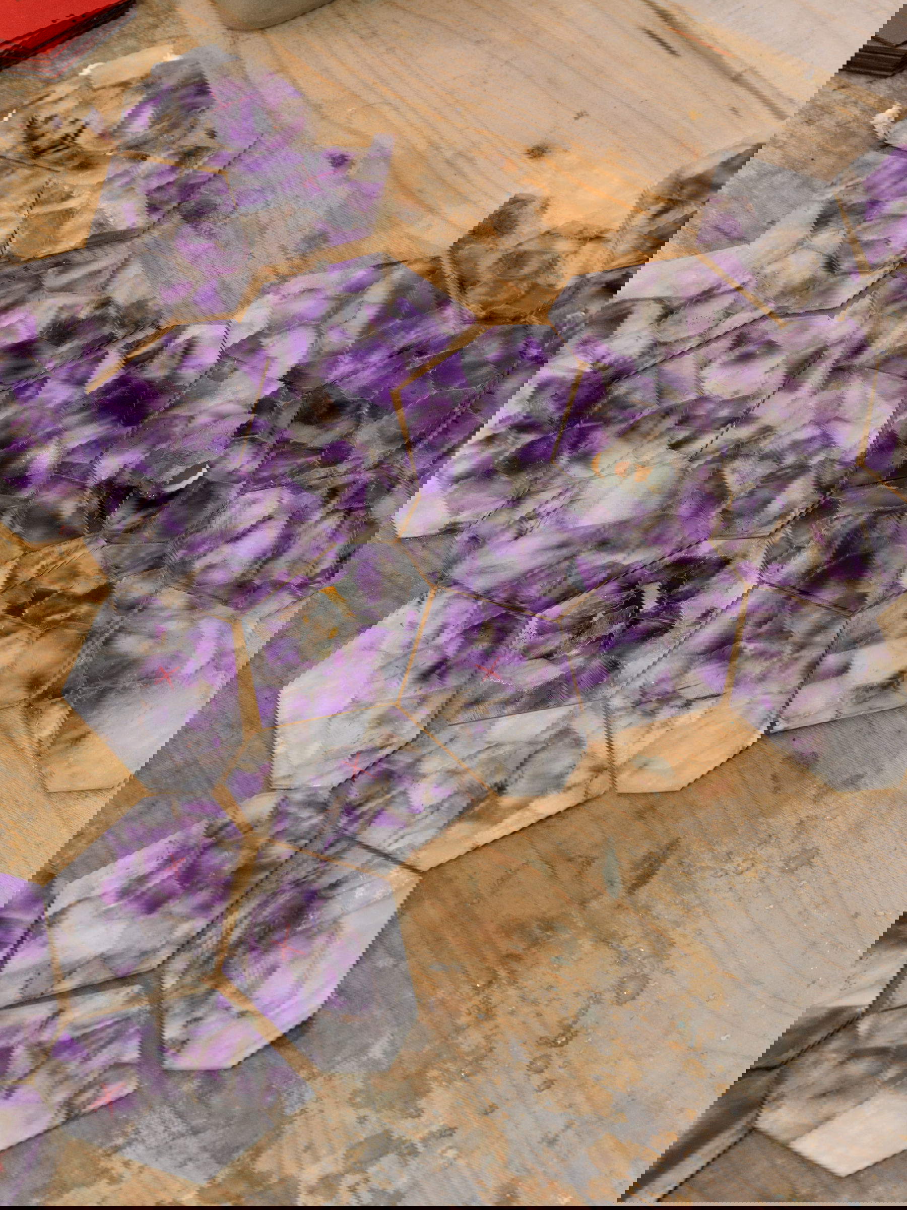 Atelier Terre, Bougainville : décoration murale articulée en commesso florentin soutenue par des modules en laiton reliés par des charnières vissées. Pierres : améthyste, cristal de roche, jaspe et calcédoine de Volterra, quartz rutilé.