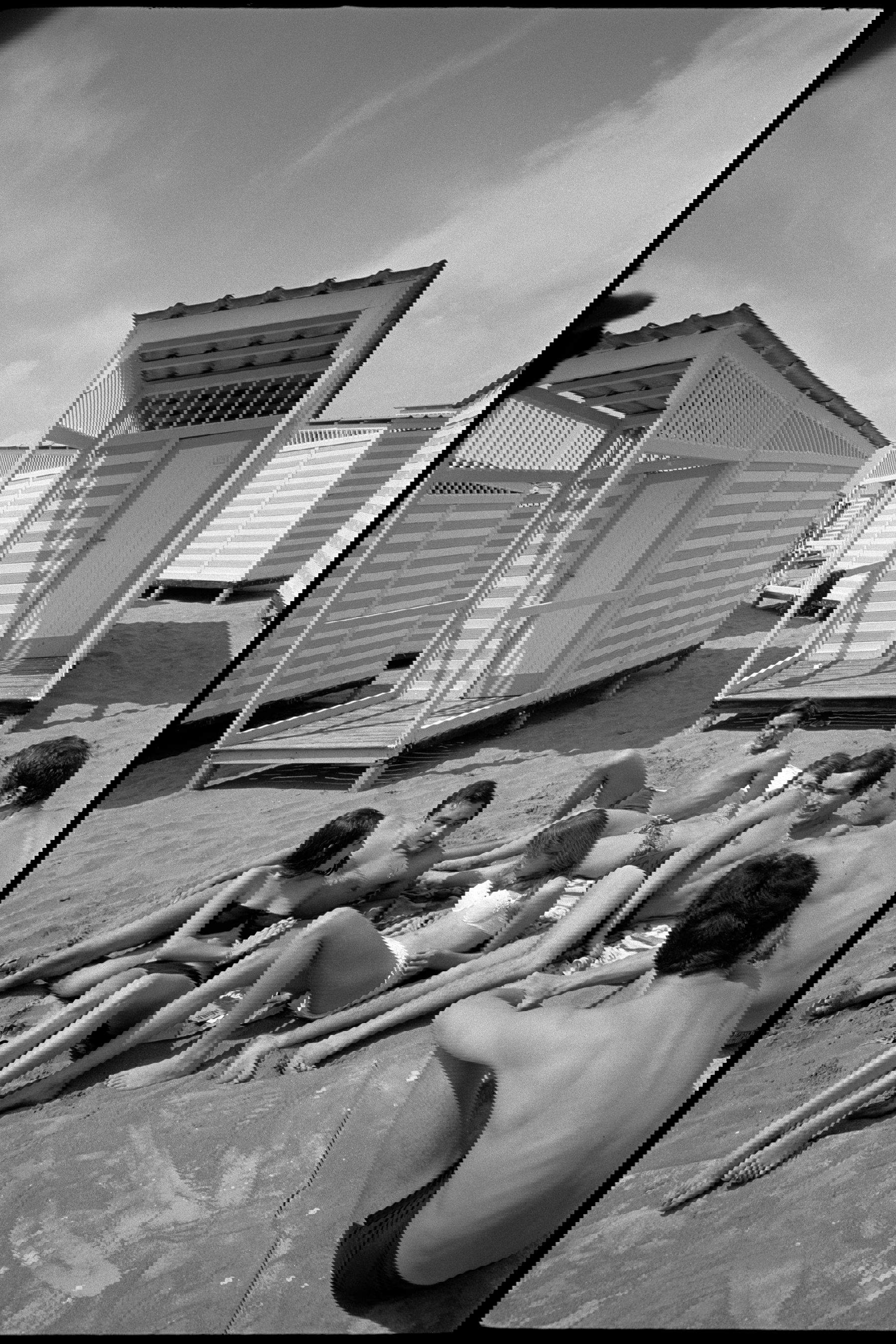 Bruno Barbey, Spiaggia di Ostia (1964) &copy; Bruno Barbey / Magnum Photos