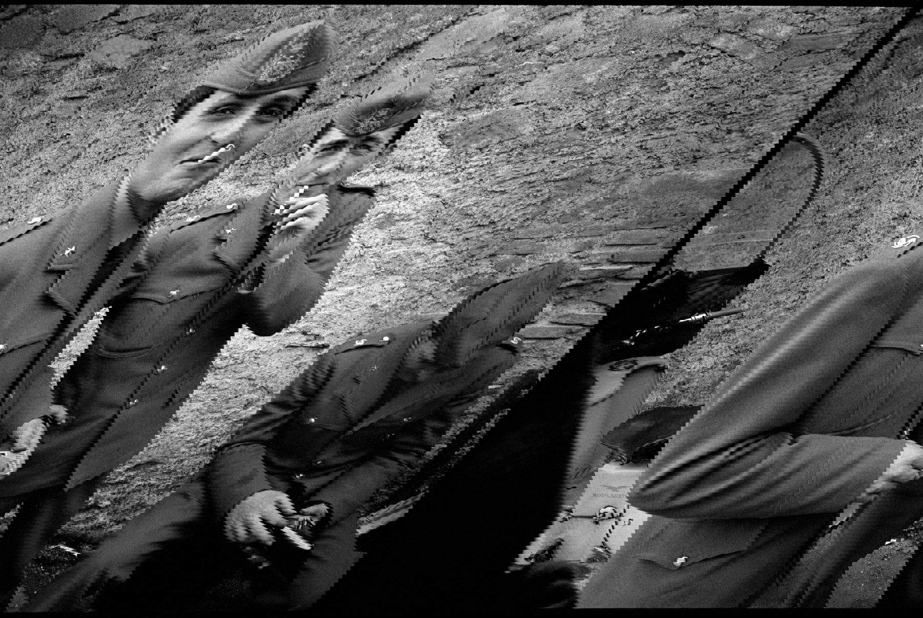 Bruno Barbey, Soldati in licenza, Roma (1963) &copy; Bruno Barbey / Magnum Photos