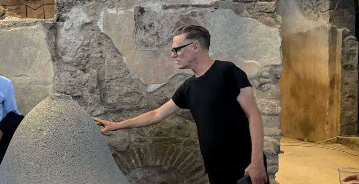 Bryan Adams visits Pompeii: 