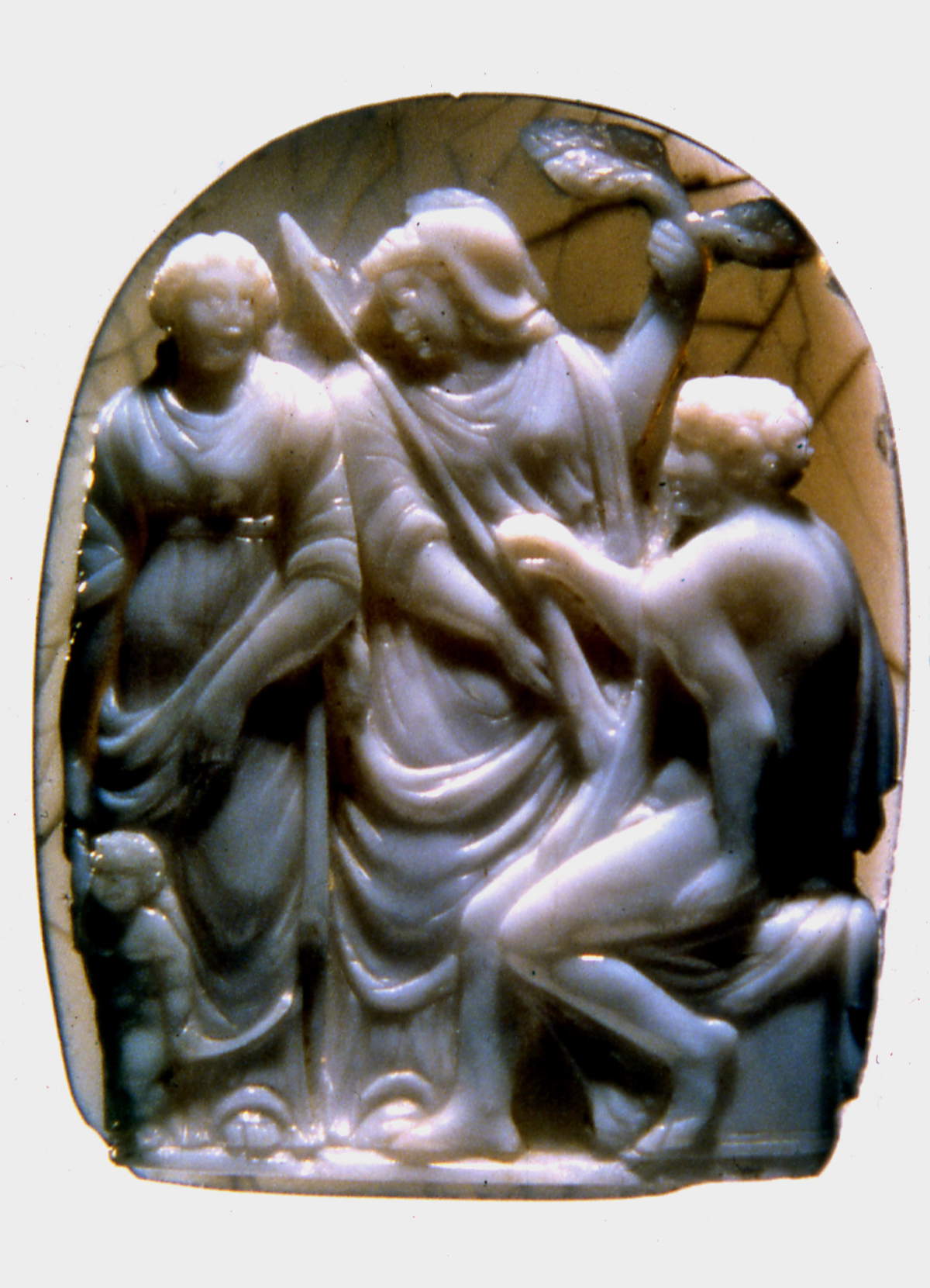 Cammeo con Ercole al bivio (Et&agrave; rinascimentale; agata calcedonio, 4,4 x 3,4 cm). Su concessione del Ministero della Cultura - Museo Archeologico Nazionale di Napoli. Foto dell&rsquo;Archivio MANN