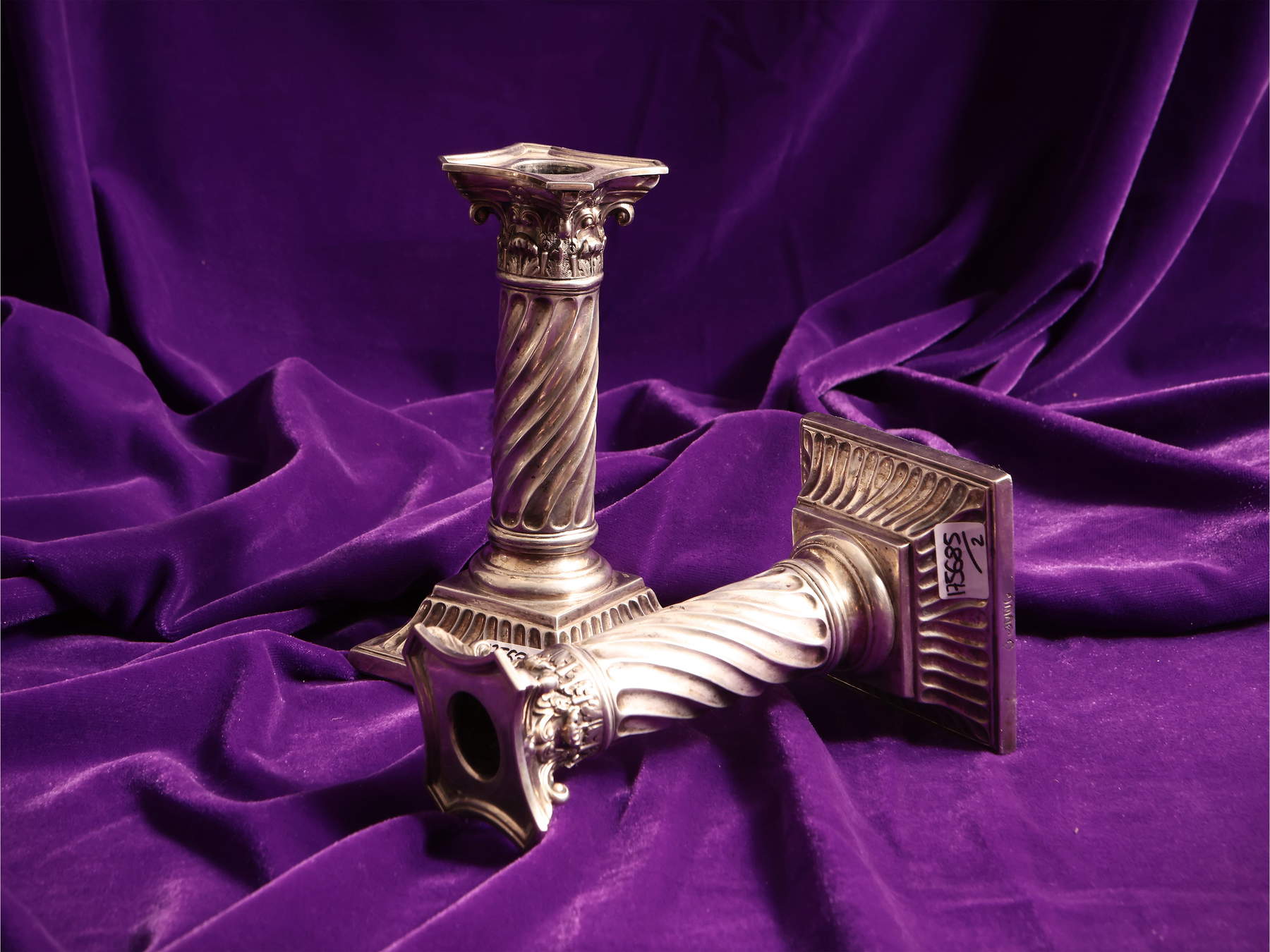 Abbildung: Ein Paar viktorianische Silberleuchter (1888; London). Verkauft von Maison Bibelot. Foto: &copy;Maison Bibelot