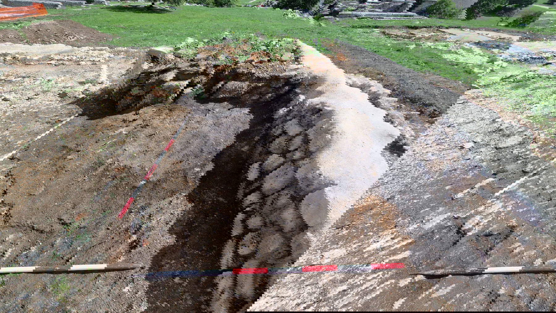 Lo que queda de un horno construido en el interior del templo tras su abandono y seguramente funcional a las actividades de la calera cercana. Lo que queda de un horno construido en el interior del templo tras su abandono y seguramente funcional a las actividades de la calera cercana.