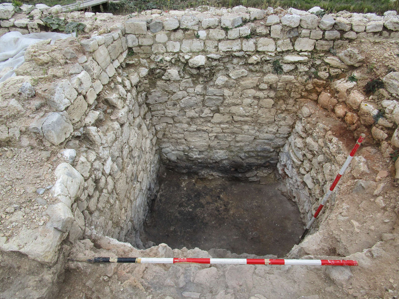 Calcara construida en el interior del templo tras su abandono y utilizada para cocer mármol y materiales reutilizados Calcara construida en el interior del templo tras su abandono y utilizada para cocer mármol y materiales reutilizados