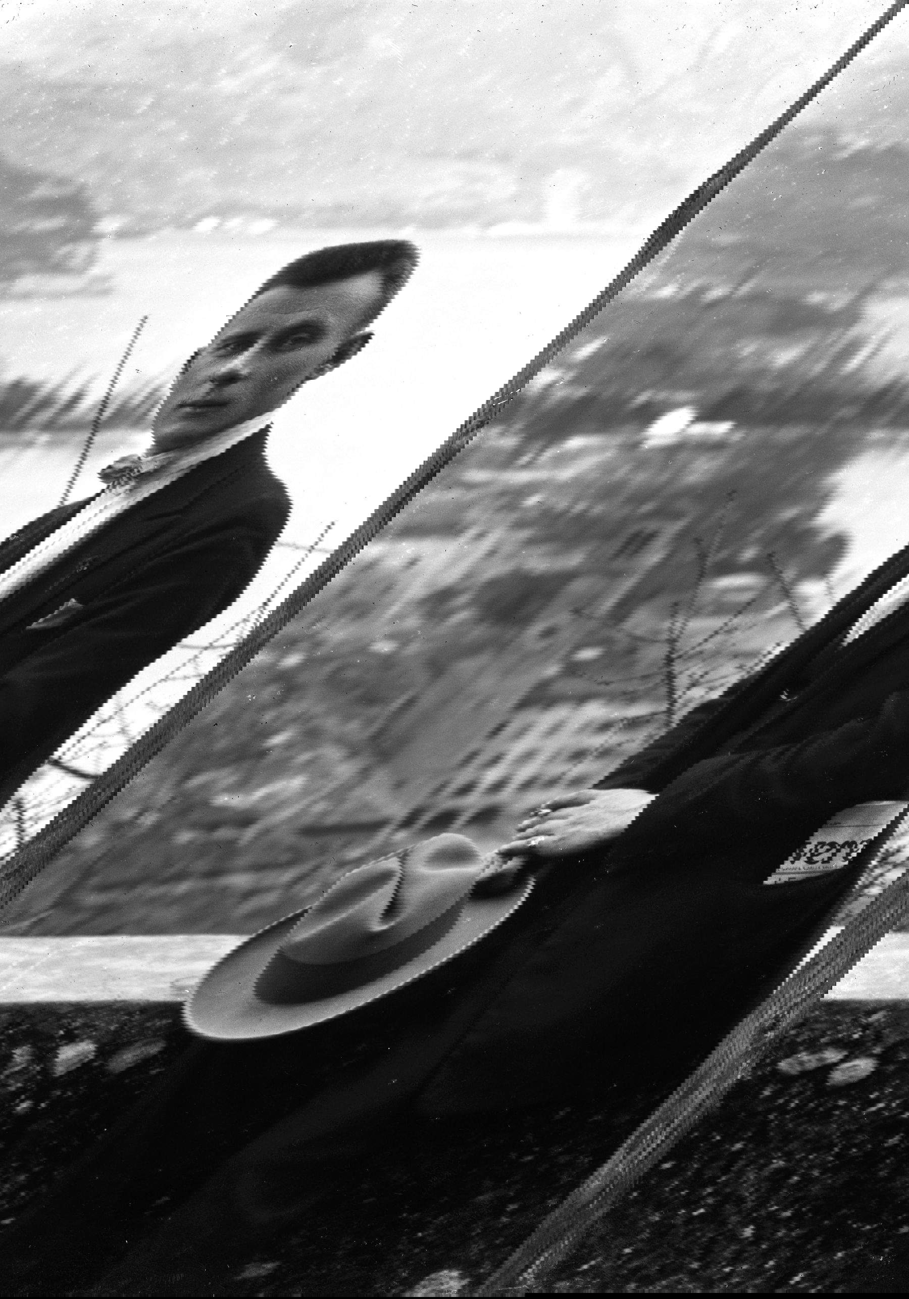 Carlo Armani su sfondo di Riva del Garda, 1930 circa