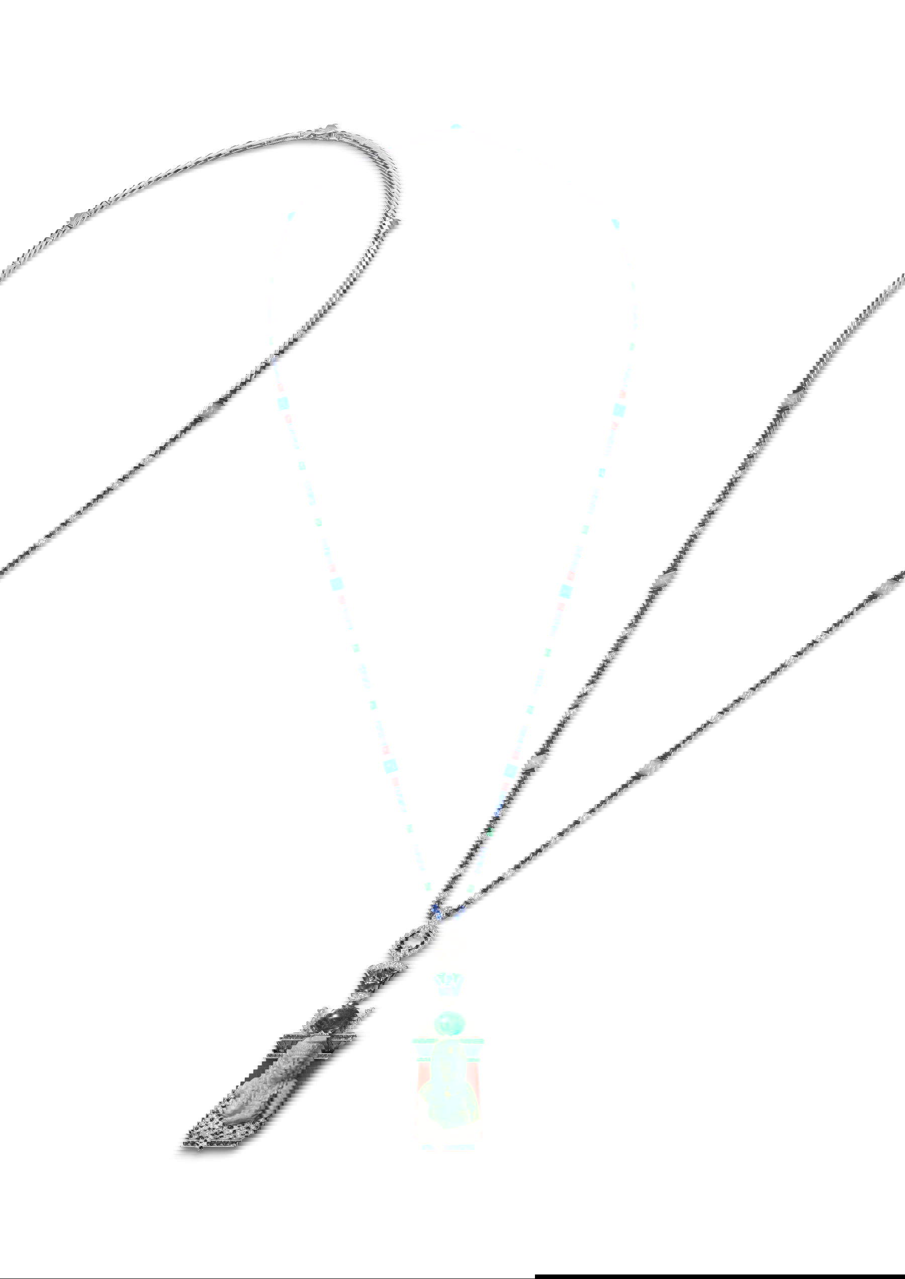 Cartier Paris, Ägyptisches Collier (1927-1928; Platin, Gold, blaue ägyptische Fayence, Diamanten, Saphire, Smaragde, Karneol, Türkis, Onyx; Sammlung Cartier) Nils Herrmann, Sammlung Cartier &copy; Cartier. Die blaue ägyptische Fayence-Statuette der Isis, die Horus säugt, stammt aus dem Bestand der Appr&ecirc;ts von Louis Cartier. Der Begriff appr&ecirc;ts bezeichnete bei Cartier einen Bestand an Fragmenten von Schmuckstücken, Uhren und anderen zerlegten Objekten, darunter antike persische, indische, chinesische und ägyptische Kunstgegenstände.