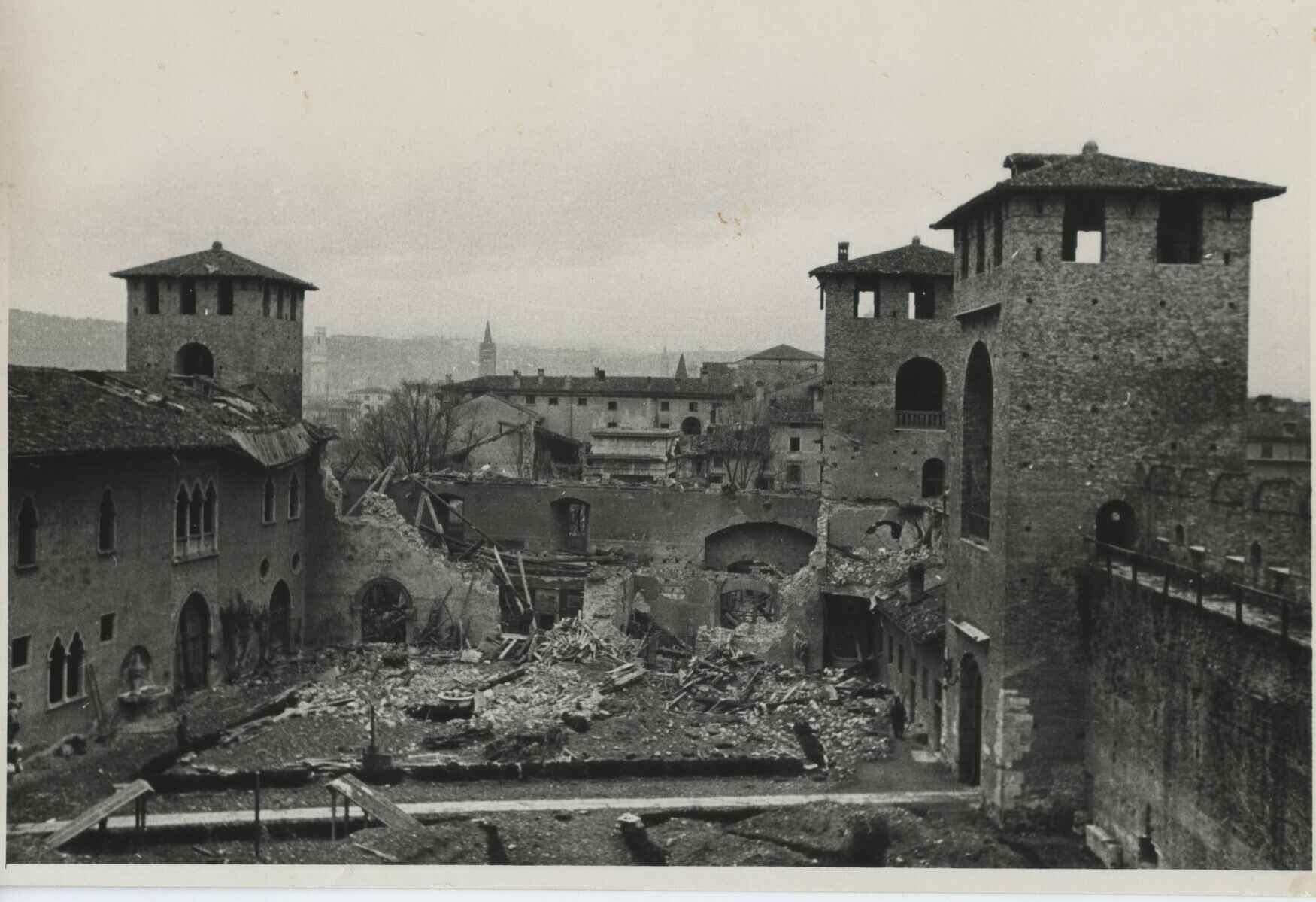 L’ala orientale di Castelvecchio distrutta a seguito dei bombardamenti del 4 gennaio 1945 (1945; Fotografia; Verona, Negrar di Valpolicella). Archivio Piero Gazzola.