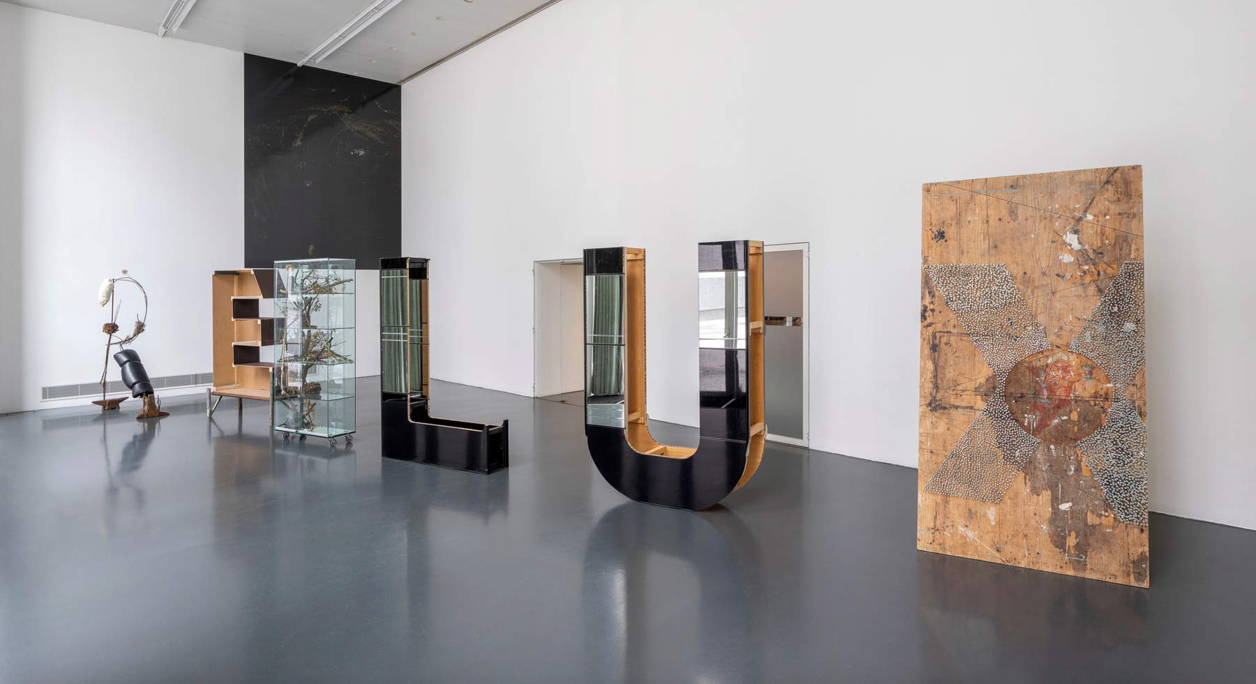 Caterina De Nicola, To Become a Butterfly of the Capitalist Extracting Surplus-value (2023). Dono dell'artista al Centro Pecci. Vista dell'installazione presso l'Istituto Svizzero di Milano per la mostra personale Reek of Past Pitfalls. Ph. Giulio Boem Caterina De Nicola, Convertirse en mariposa del capitalista extrayendo plusvalía, 2023. Regalo de la artista al Centro Pecci. Vista de la instalación en el Istituto Svizzero di Milano para la exposición individual Reek of Past Pitfalls. Foto Giulio Boem
