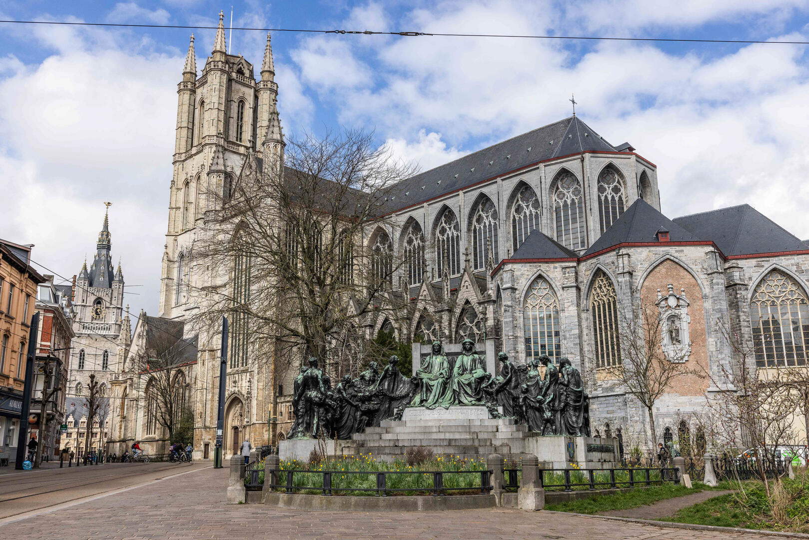 La Cattedrale di San Bavone col monumento ai fratelli Van Eyck. Foto: Stad Gent - Dienst Toerisme