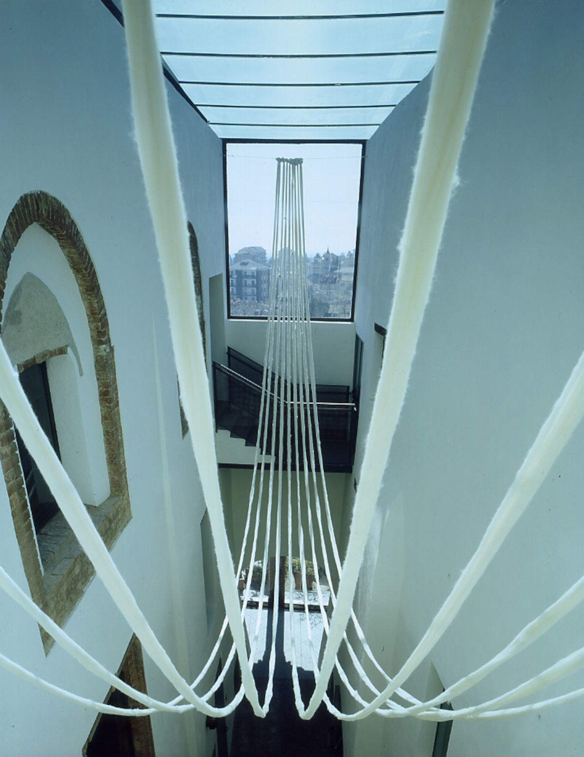 Cecilia Vicu&ntilde;a, Canoa de luz (2000; en Quotidiana, en la Casa del Conte Verde, Rivoli-Turín Castello di Rivoli Museo d'Arte Contemporanea) Foto: Paolo Pellion