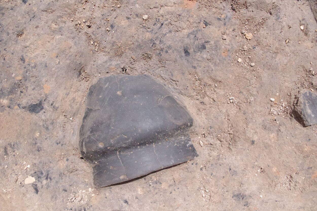 Pottery preserved in a pit. Photo: © Véréna Marié, Inrap
