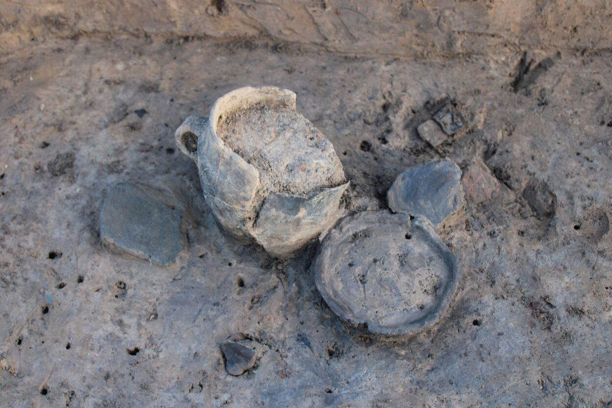 Pottery in place in a pit fill layer. Photo: © Mina Joseph, Inrap