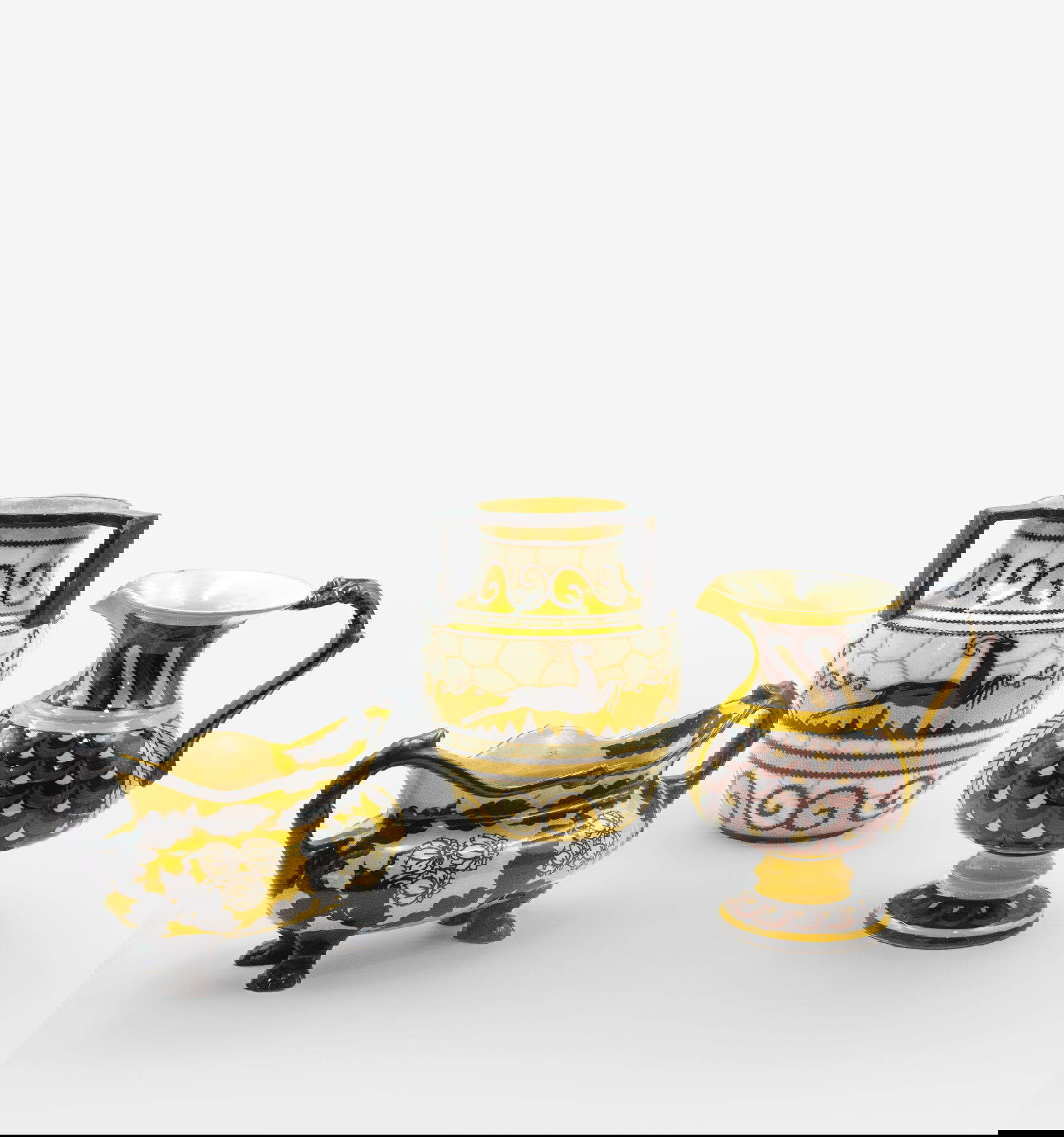 A sinistra:&nbsp;Centrotavola, decoro floreale, terracotta dipinta sotto&nbsp;cristallina.&nbsp;Manifattura:&nbsp;ILSA, Albissola Capo.Al centro:&nbsp;Vaso con manici retti, decoro ad animali su mosaico,&nbsp;terracotta dipinta sotto cristallina, fine anni&nbsp;Venti.Manifattura: ILSA,&nbsp;Albissola Capo.A destra:&nbsp;Brocca, decoro di gusto rinascimentale, met&agrave; anni Venti,&nbsp;maiolica.&nbsp;Manifattura: M.G.A.&nbsp;Mazzotti Albissola MarinaCollezione Barbara Checcucci, Albisola Superiore. Foto: Claudio Pagnacco