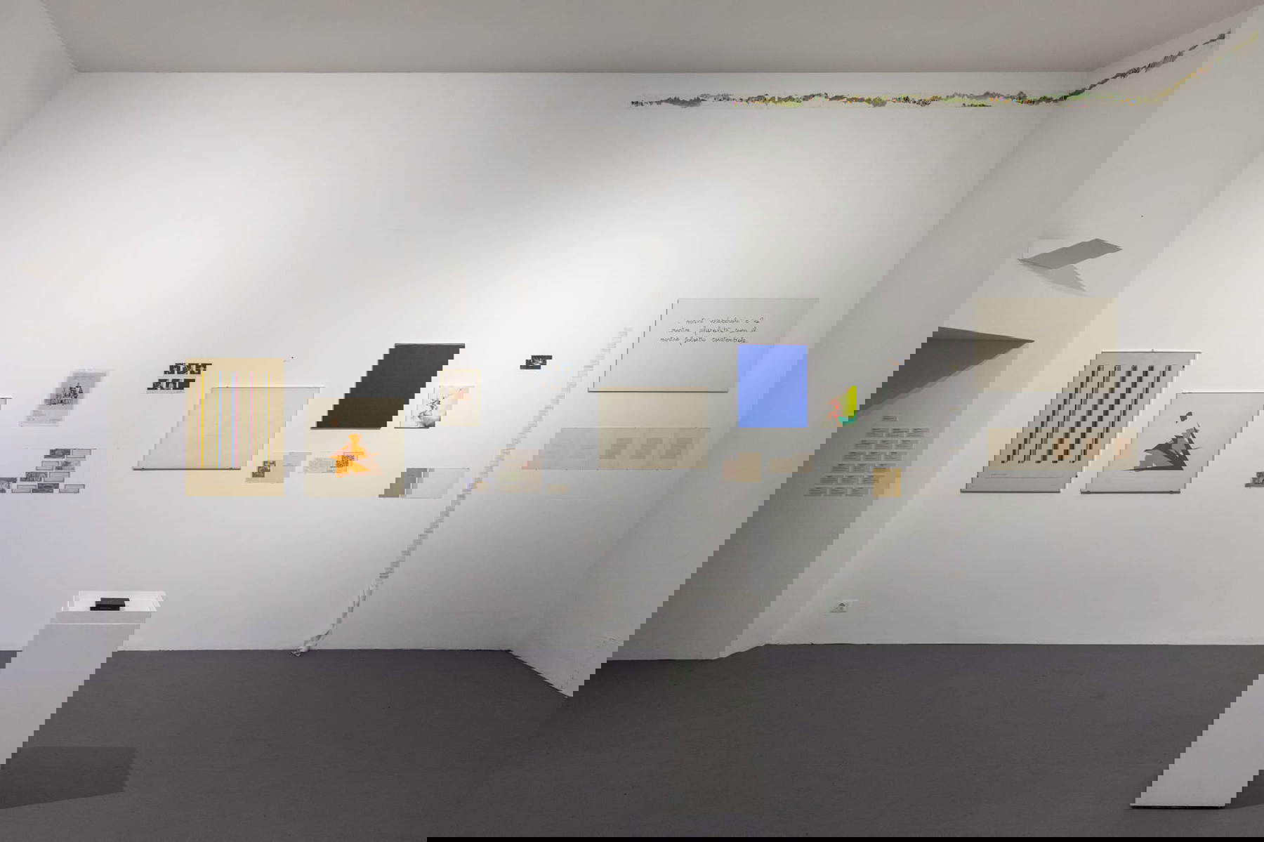 Cesare Pietroiusti, ... and many other things II (die Sammlung von Werken anderer Künstler) (2024; Installationsansicht in der Ausstellung Cutting Clouds, MADRE Museum, Neapel, 2024-2025). Foto: MADRE Museum Cesare Pietroiusti, ... and many other things II (die Sammlung von Werken anderer Künstler) (2024; Installationsansicht in der Ausstellung Cutting Clouds, MADRE Museum, Neapel, 2024-2025). Foto: MADRE Museum