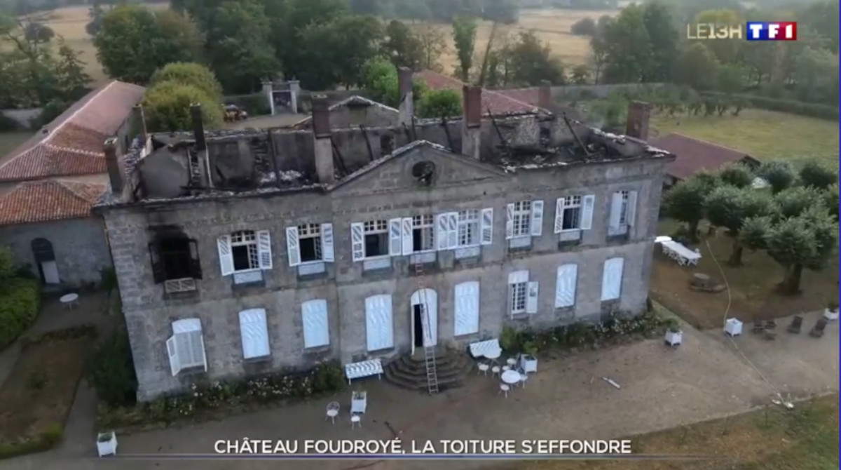 In Frankreich schlägt ein Blitz in ein denkmalgeschütztes Schloss ein. Das Dach stürzt ein 