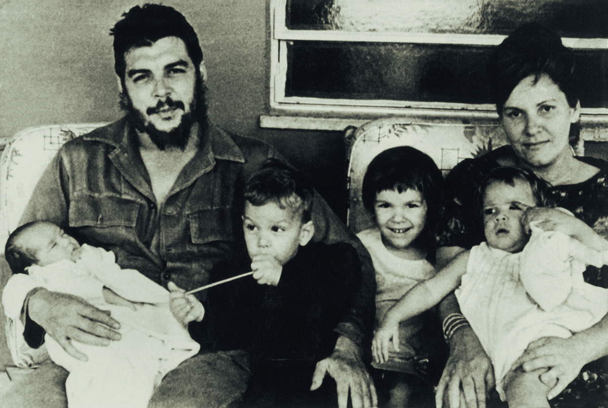 Che Guevara con Aleida e i figli Celia, Aleida, Camilo e Ernesto (1965) © Centro de Estudios Che Guevara