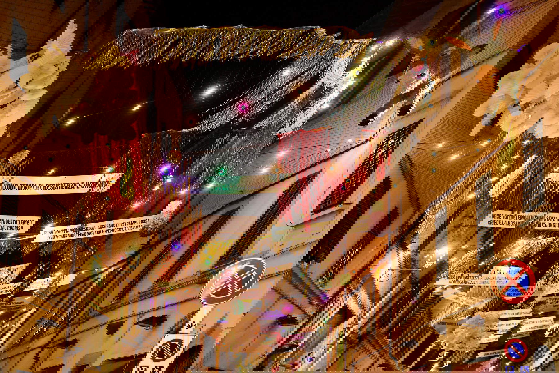 Chiara Bettazzi's white fans on Spartaco Lavagnini Street, no. 29