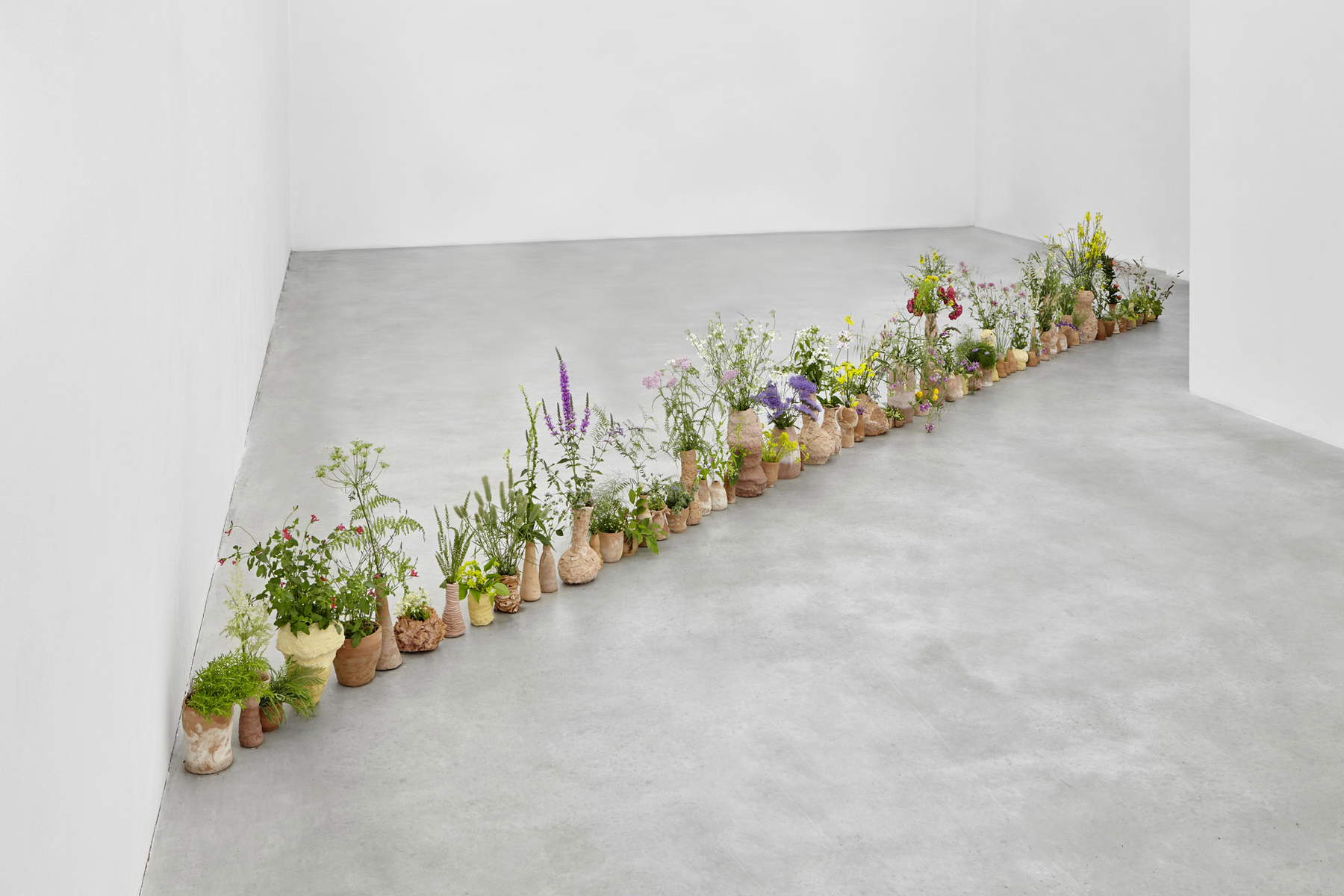 Chiara Camoni, Barricata (2016, Terrakotta, frische und getrocknete Blumen, Maße variabel)